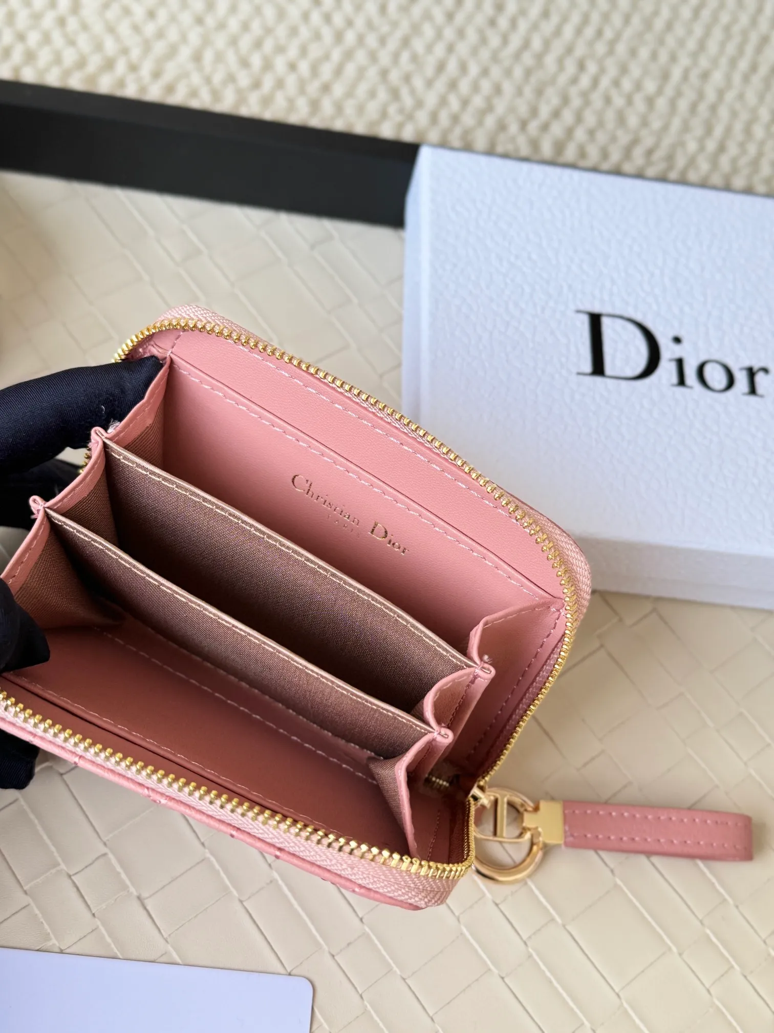 💰160 Dior New Caro Zippered Card Holder I love it. I originally wanted to buy a wallet, but I fell in love with this card holder. The size is just right and there are enough card slots. When Sydney is on lockdown and you can't go to the store, SA will send you photos and payment links. It's very convenient. I paid in the morning and received it in the afternoon. I think it looks better than the zipper card holder in C. The small metal ring next to the zipper is convenient for connecting the card holder to the bag and is not easy to lose. The calfskin material feels great. No.: S5034 Carol grain (size 9*11cm)