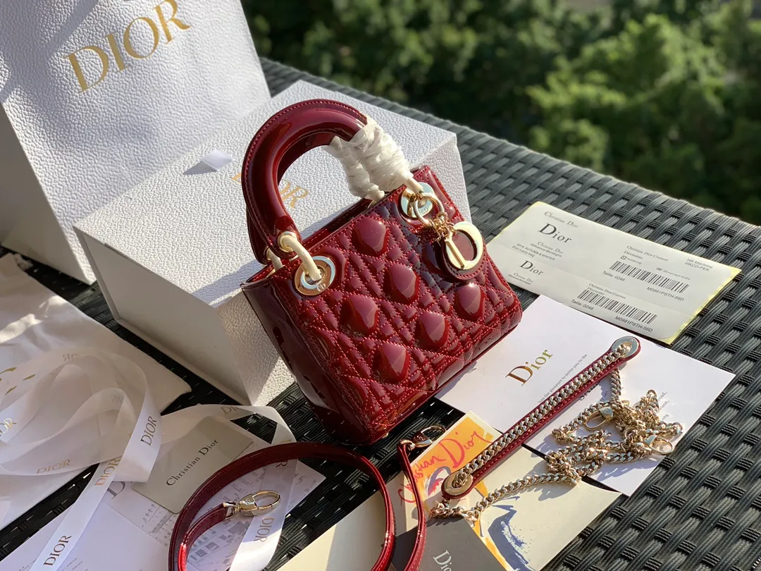 ❗️❗️❗️Free shipping with SF Express for year-end events❗️❗️❗️💰1800. The size is 17×15×7. Classic is classic! Although it has been sold for so many years, Lady Dio*r still ranks first in searches for leather goods on the Dio*r official website! First of all, the patent leather Princess Diana is a popular and evergreen model, and the price has been skyrocketing all the way, so if you don’t buy it, it will become even more expensive! We are the real top-shelf products! The details are exquisite and can be seen in real photos. From the hardware to the leather, all the materials are original from the counter, and all the identification points are absolutely rigorous!