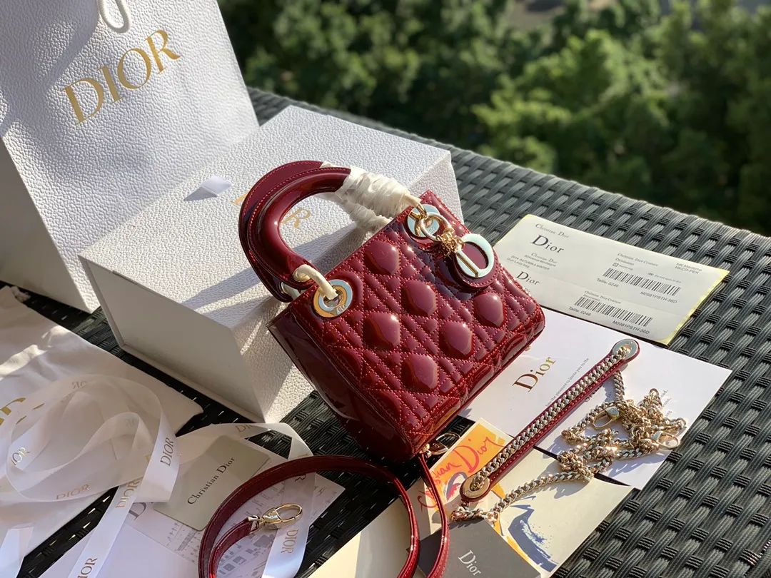 ❗️❗️❗️Free shipping with SF Express for year-end events❗️❗️❗️💰1800. The size is 17×15×7. Classic is classic! Although it has been sold for so many years, Lady Dio*r still ranks first in searches for leather goods on the Dio*r official website! First of all, the patent leather Princess Diana is a popular and evergreen model, and the price has been skyrocketing all the way, so if you don’t buy it, it will become even more expensive! We are the real top-shelf products! The details are exquisite and can be seen in real photos. From the hardware to the leather, all the materials are original from the counter, and all the identification points are absolutely rigorous!