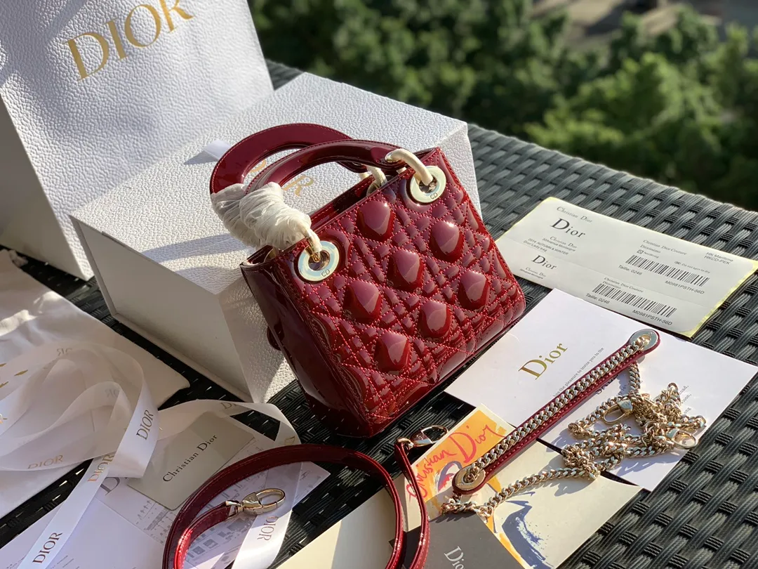❗️❗️❗️Free shipping with SF Express for year-end events❗️❗️❗️💰1800. The size is 17×15×7. Classic is classic! Although it has been sold for so many years, Lady Dio*r still ranks first in searches for leather goods on the Dio*r official website! First of all, the patent leather Princess Diana is a popular and evergreen model, and the price has been skyrocketing all the way, so if you don’t buy it, it will become even more expensive! We are the real top-shelf products! The details are exquisite and can be seen in real photos. From the hardware to the leather, all the materials are original from the counter, and all the identification points are absolutely rigorous!