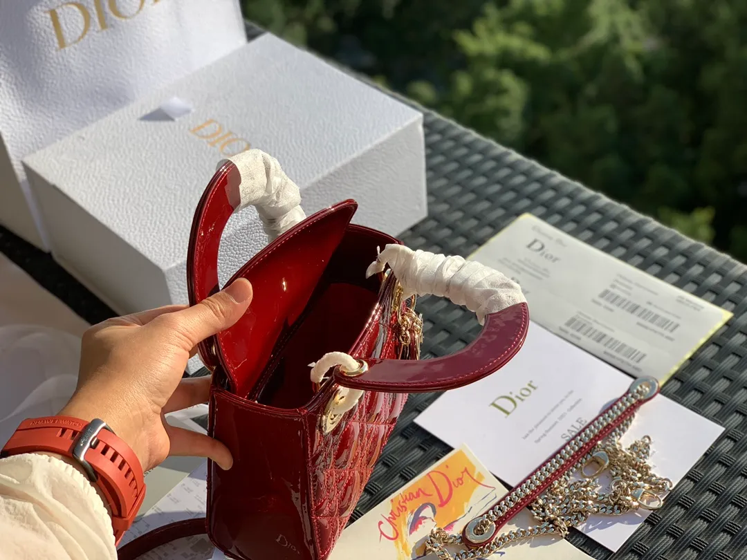 ❗️❗️❗️Free shipping with SF Express for year-end events❗️❗️❗️💰1800. The size is 17×15×7. Classic is classic! Although it has been sold for so many years, Lady Dio*r still ranks first in searches for leather goods on the Dio*r official website! First of all, the patent leather Princess Diana is a popular and evergreen model, and the price has been skyrocketing all the way, so if you don’t buy it, it will become even more expensive! We are the real top-shelf products! The details are exquisite and can be seen in real photos. From the hardware to the leather, all the materials are original from the counter, and all the identification points are absolutely rigorous!
