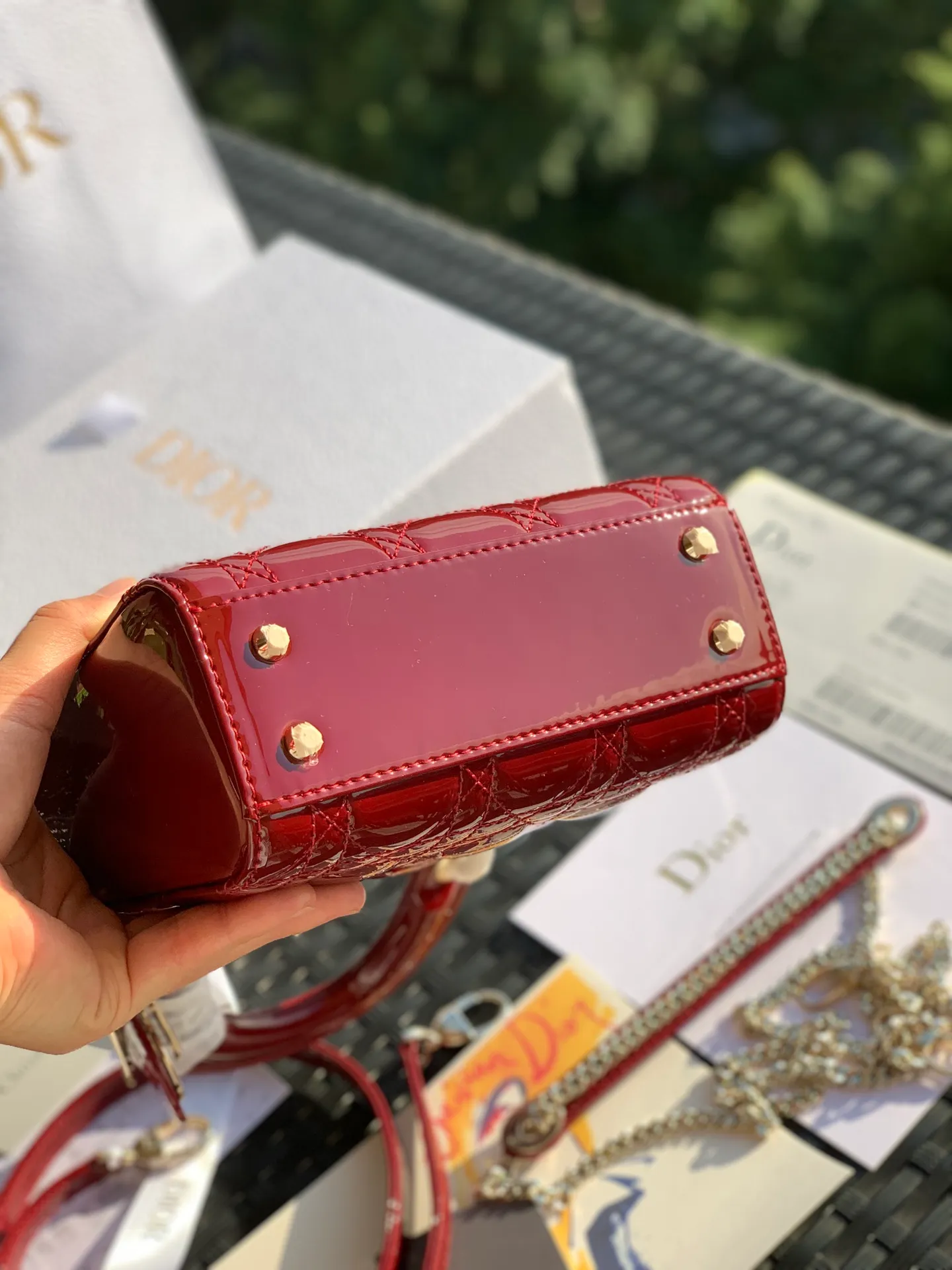 ❗️❗️❗️Free shipping with SF Express for year-end events❗️❗️❗️💰1800. The size is 17×15×7. Classic is classic! Although it has been sold for so many years, Lady Dio*r still ranks first in searches for leather goods on the Dio*r official website! First of all, the patent leather Princess Diana is a popular and evergreen model, and the price has been skyrocketing all the way, so if you don’t buy it, it will become even more expensive! We are the real top-shelf products! The details are exquisite and can be seen in real photos. From the hardware to the leather, all the materials are original from the counter, and all the identification points are absolutely rigorous!