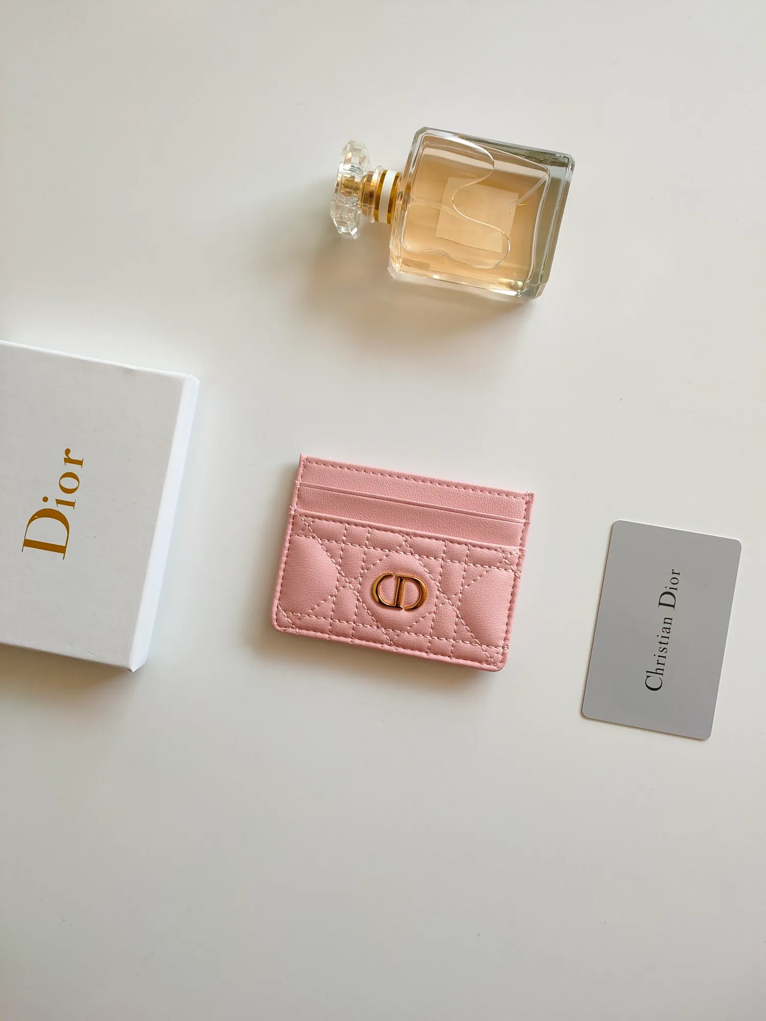 ￥110😍The Dior Caro five-compartment card holder is a new product this season, elegant and practical. Style number: S5130. Carefully crafted from soft cowhide, decorated with cannage pattern topstitching and embellished with the "CD" logo on the front. Elegant and sophisticated, it has five card slots and is suitable for various occasions. Size:10.5*7.5cm