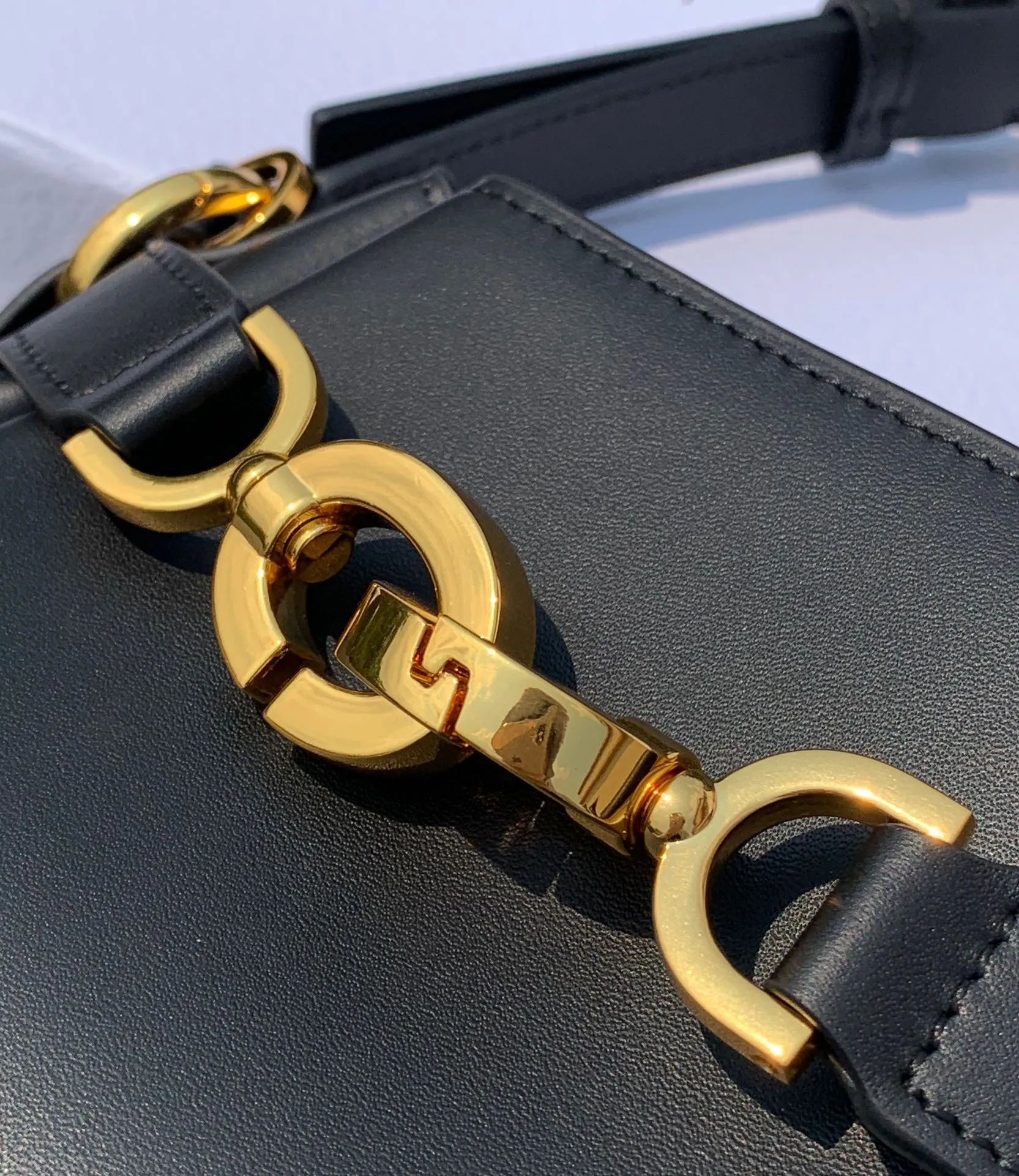 ❗️❗️❗️Free shipping with SF Express for year-end events❗️❗️❗️ 💰1800 Size: 24×10×24.5cm Hong Kong channel order! The Dior CEST all-leather bucket bag has a really special design, a little cool and a little sweet! At first glance, you will immediately be caught by its print: the overlapping CD letters are very eye-catching. It is made of calfskin, which feels soft and delicate, and has a moist luster, without losing the elegant texture! The "dior" letters on the pocket are very delicately engraved, and it looks very high-end and elegant. Looking at the size of the bag, it is large enough and has internal layers to ensure storage of personal belongings without appearing too bulky. The detailed design is simple and orderly, which is very suitable for friends with obsessive-compulsive disorder!