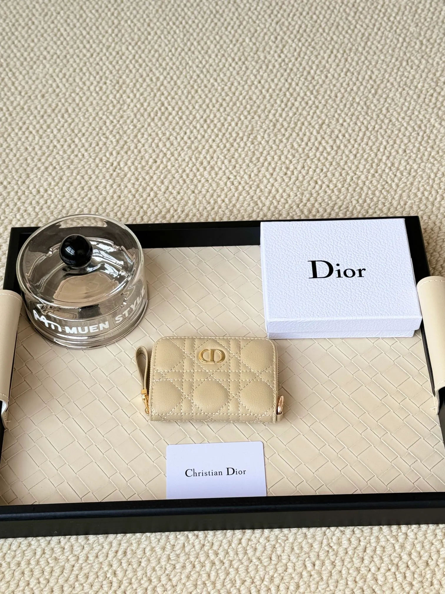 💰150 Dior New Caro Zippered Card Holder I love it. I originally wanted to buy a wallet, but I fell in love with this card holder. The size is just right and there are enough card slots. When Sydney is on lockdown and you can't go to the store, SA will send you photos and payment links. It's very convenient. I paid in the morning and received it in the afternoon. I think it looks better than the zipper card holder in C. The small metal ring next to the zipper is convenient for connecting the card holder to the bag and is not easy to lose. The calfskin material feels great. No.: S5034 Carol grain (size 9*11cm)
