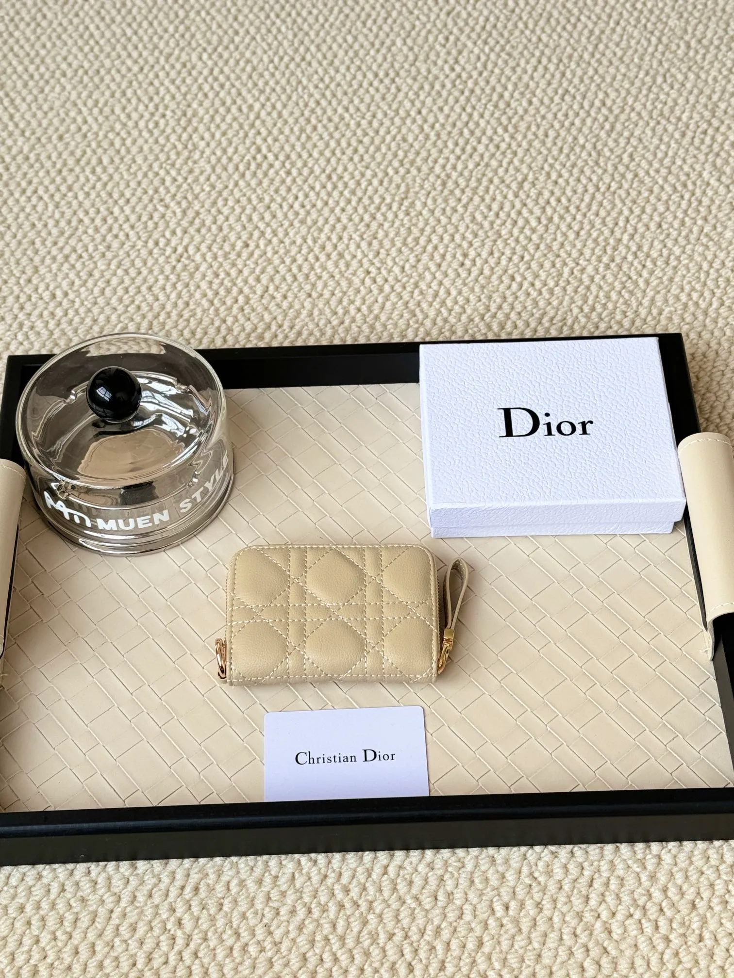 💰150 Dior New Caro Zippered Card Holder I love it. I originally wanted to buy a wallet, but I fell in love with this card holder. The size is just right and there are enough card slots. When Sydney is on lockdown and you can't go to the store, SA will send you photos and payment links. It's very convenient. I paid in the morning and received it in the afternoon. I think it looks better than the zipper card holder in C. The small metal ring next to the zipper is convenient for connecting the card holder to the bag and is not easy to lose. The calfskin material feels great. No.: S5034 Carol grain (size 9*11cm)