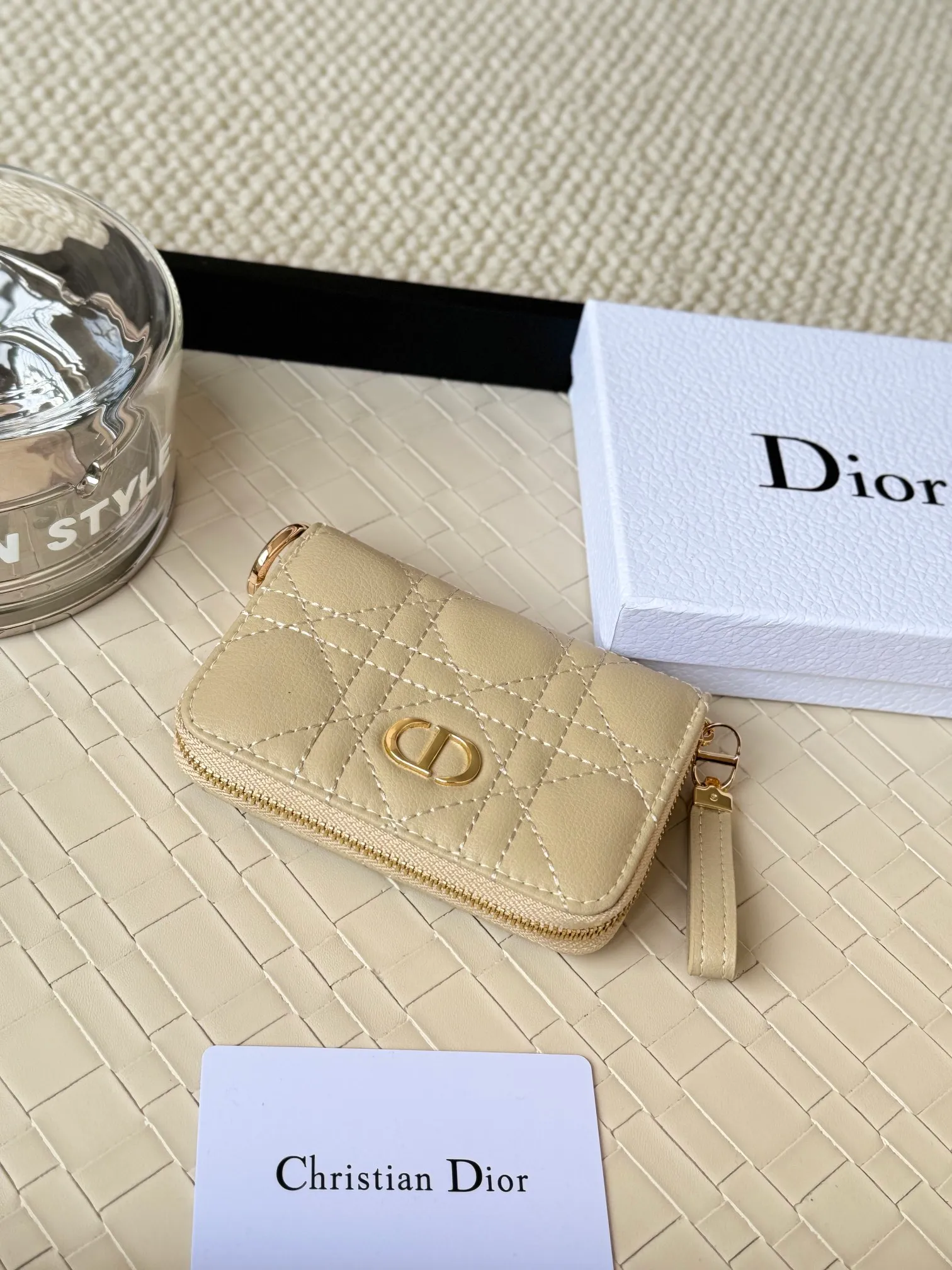 💰150 Dior New Caro Zippered Card Holder I love it. I originally wanted to buy a wallet, but I fell in love with this card holder. The size is just right and there are enough card slots. When Sydney is on lockdown and you can't go to the store, SA will send you photos and payment links. It's very convenient. I paid in the morning and received it in the afternoon. I think it looks better than the zipper card holder in C. The small metal ring next to the zipper is convenient for connecting the card holder to the bag and is not easy to lose. The calfskin material feels great. No.: S5034 Carol grain (size 9*11cm)