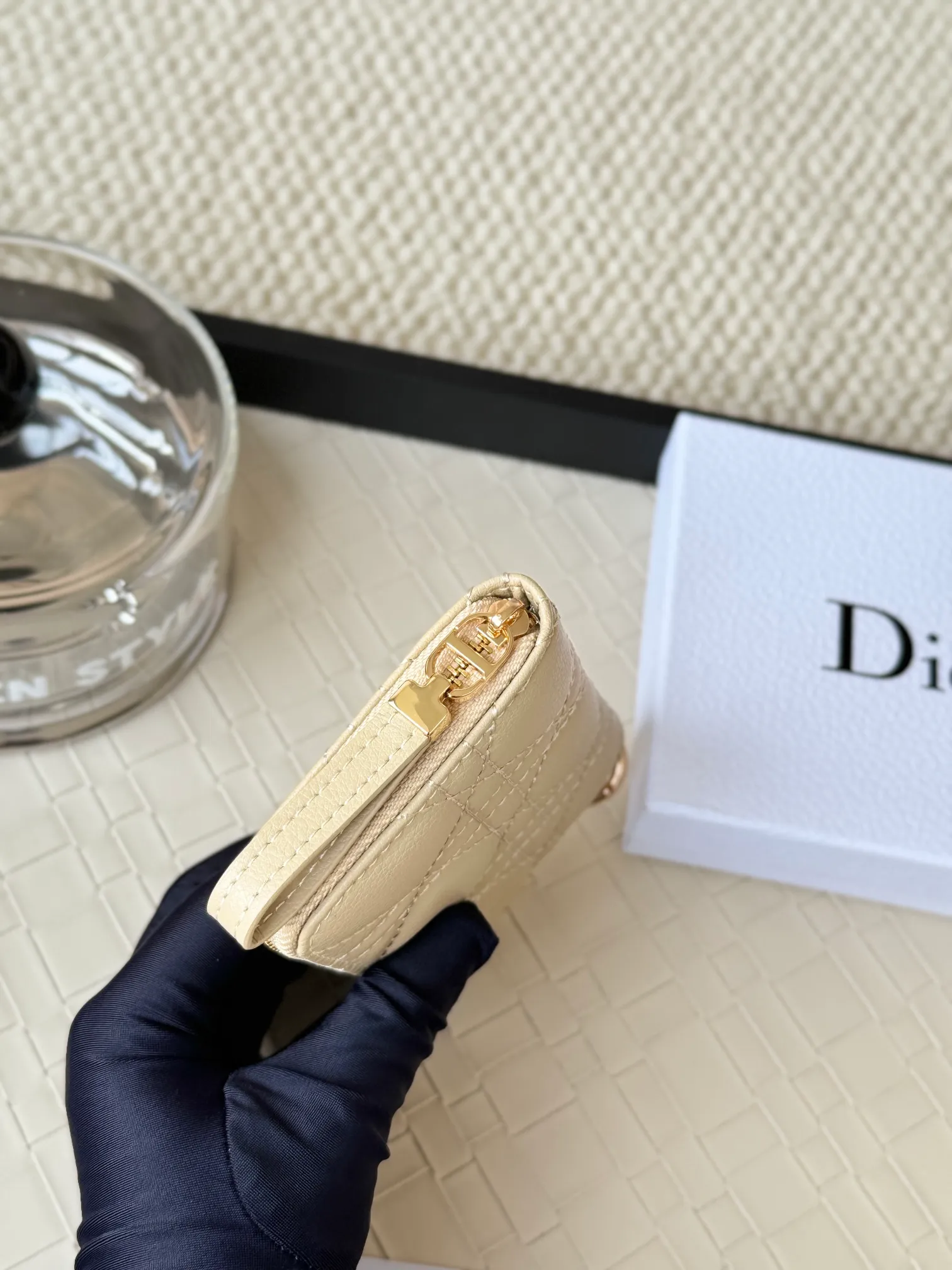 💰150 Dior New Caro Zippered Card Holder I love it. I originally wanted to buy a wallet, but I fell in love with this card holder. The size is just right and there are enough card slots. When Sydney is on lockdown and you can't go to the store, SA will send you photos and payment links. It's very convenient. I paid in the morning and received it in the afternoon. I think it looks better than the zipper card holder in C. The small metal ring next to the zipper is convenient for connecting the card holder to the bag and is not easy to lose. The calfskin material feels great. No.: S5034 Carol grain (size 9*11cm)