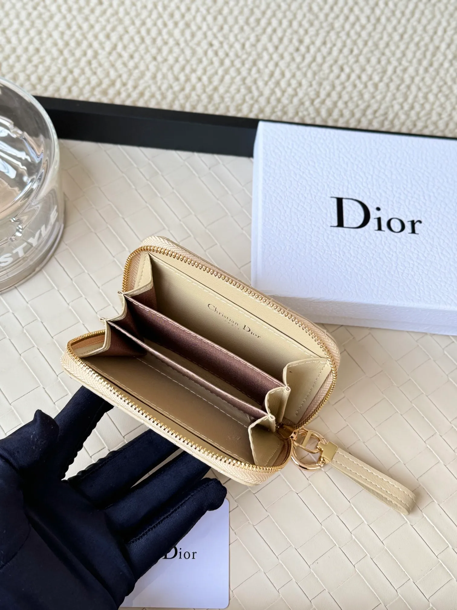 💰150 Dior New Caro Zippered Card Holder I love it. I originally wanted to buy a wallet, but I fell in love with this card holder. The size is just right and there are enough card slots. When Sydney is on lockdown and you can't go to the store, SA will send you photos and payment links. It's very convenient. I paid in the morning and received it in the afternoon. I think it looks better than the zipper card holder in C. The small metal ring next to the zipper is convenient for connecting the card holder to the bag and is not easy to lose. The calfskin material feels great. No.: S5034 Carol grain (size 9*11cm)