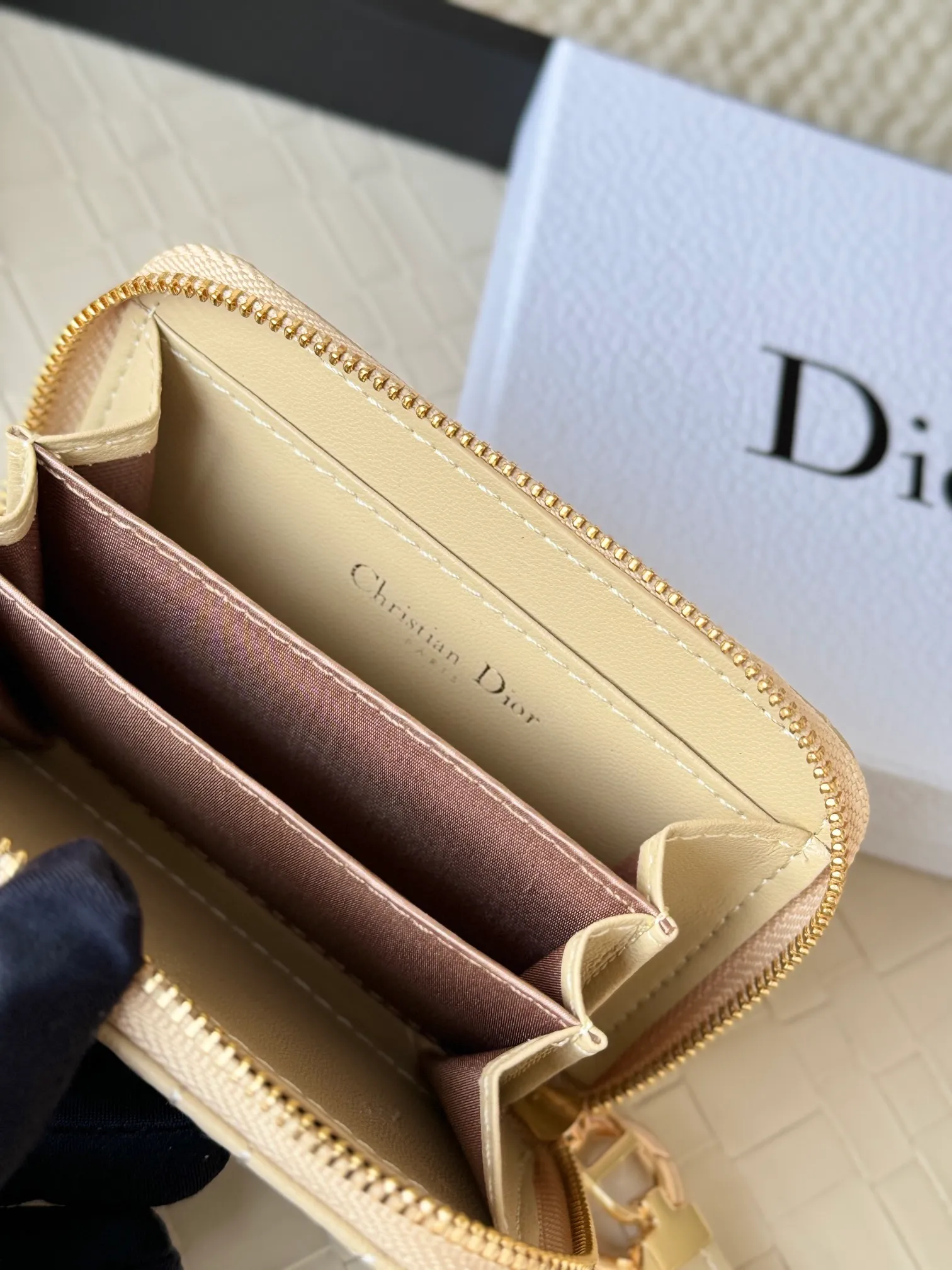 💰150 Dior New Caro Zippered Card Holder I love it. I originally wanted to buy a wallet, but I fell in love with this card holder. The size is just right and there are enough card slots. When Sydney is on lockdown and you can't go to the store, SA will send you photos and payment links. It's very convenient. I paid in the morning and received it in the afternoon. I think it looks better than the zipper card holder in C. The small metal ring next to the zipper is convenient for connecting the card holder to the bag and is not easy to lose. The calfskin material feels great. No.: S5034 Carol grain (size 9*11cm)