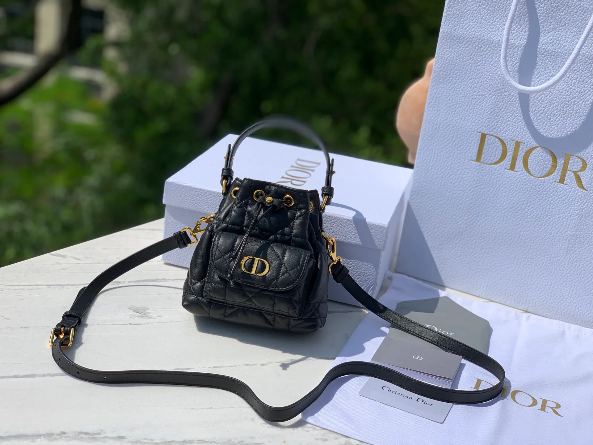 Top upgraded version 💰1900 Size: 14×7×15cm The must-have top-notch items for autumn 2025 are coming! Dior Caro mini bucket bag makes a stunning debut! Small and exquisite in size but super versatile! The imported lambskin is selected, and its delicate touch feels like holding clouds in the palm of your hand. The iconic oversized cannage pattern and top stitching outline the high-end texture every stitch! The golden CD metal label on the front is shining brightly, making it the center of attention as soon as you carry it! Drawstring compartment + flap pocket, easily store lipstick, powder, and mobile phone! The detachable handle + adjustable shoulder strap makes it elegant to carry, casual to carry on the shoulder, and fashionable to carry across the body, unlocking N kinds of fashionable styles! Dior's new 2025 autumn ready-to-wear series directly fills the air with its fashionable atmosphere. It is both beautiful and practical. Who can not love it!
