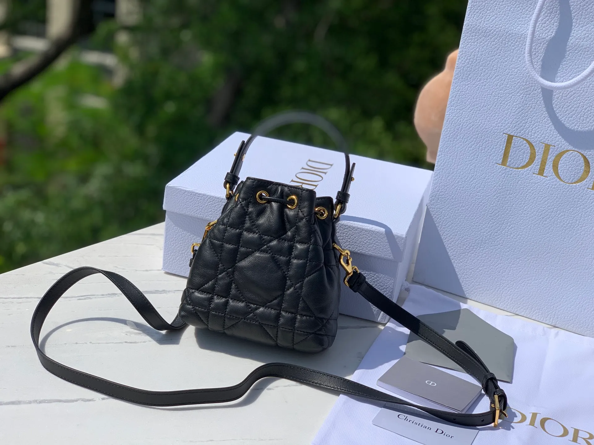 Top upgraded version 💰1900 Size: 14×7×15cm The must-have top-notch items for autumn 2025 are coming! Dior Caro mini bucket bag makes a stunning debut! Small and exquisite in size but super versatile! The imported lambskin is selected, and its delicate touch feels like holding clouds in the palm of your hand. The iconic oversized cannage pattern and top stitching outline the high-end texture every stitch! The golden CD metal label on the front is shining brightly, making it the center of attention as soon as you carry it! Drawstring compartment + flap pocket, easily store lipstick, powder, and mobile phone! The detachable handle + adjustable shoulder strap makes it elegant to carry, casual to carry on the shoulder, and fashionable to carry across the body, unlocking N kinds of fashionable styles! Dior's new 2025 autumn ready-to-wear series directly fills the air with its fashionable atmosphere. It is both beautiful and practical. Who can not love it!
