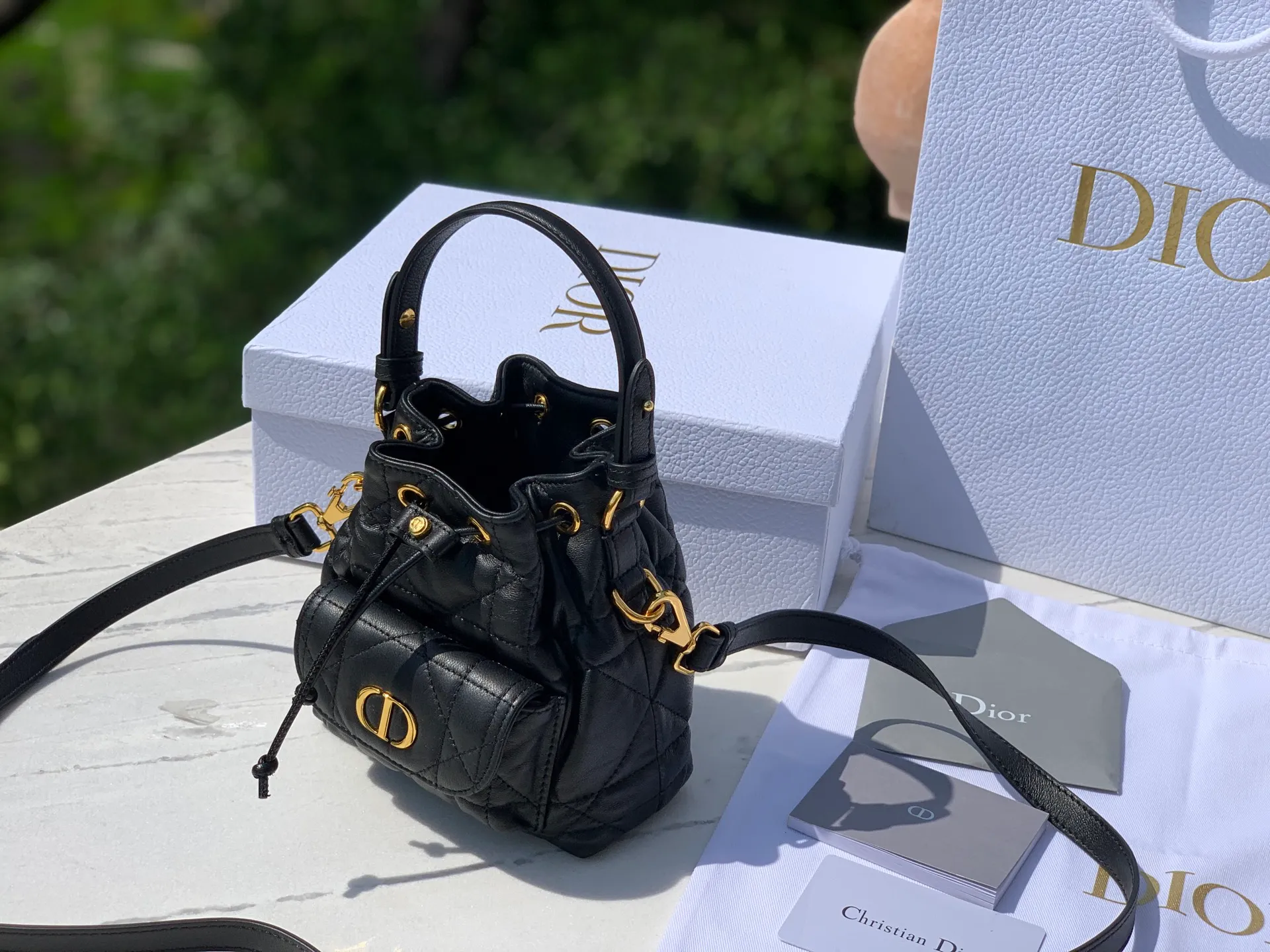 Top upgraded version 💰1900 Size: 14×7×15cm The must-have top-notch items for autumn 2025 are coming! Dior Caro mini bucket bag makes a stunning debut! Small and exquisite in size but super versatile! The imported lambskin is selected, and its delicate touch feels like holding clouds in the palm of your hand. The iconic oversized cannage pattern and top stitching outline the high-end texture every stitch! The golden CD metal label on the front is shining brightly, making it the center of attention as soon as you carry it! Drawstring compartment + flap pocket, easily store lipstick, powder, and mobile phone! The detachable handle + adjustable shoulder strap makes it elegant to carry, casual to carry on the shoulder, and fashionable to carry across the body, unlocking N kinds of fashionable styles! Dior's new 2025 autumn ready-to-wear series directly fills the air with its fashionable atmosphere. It is both beautiful and practical. Who can not love it!