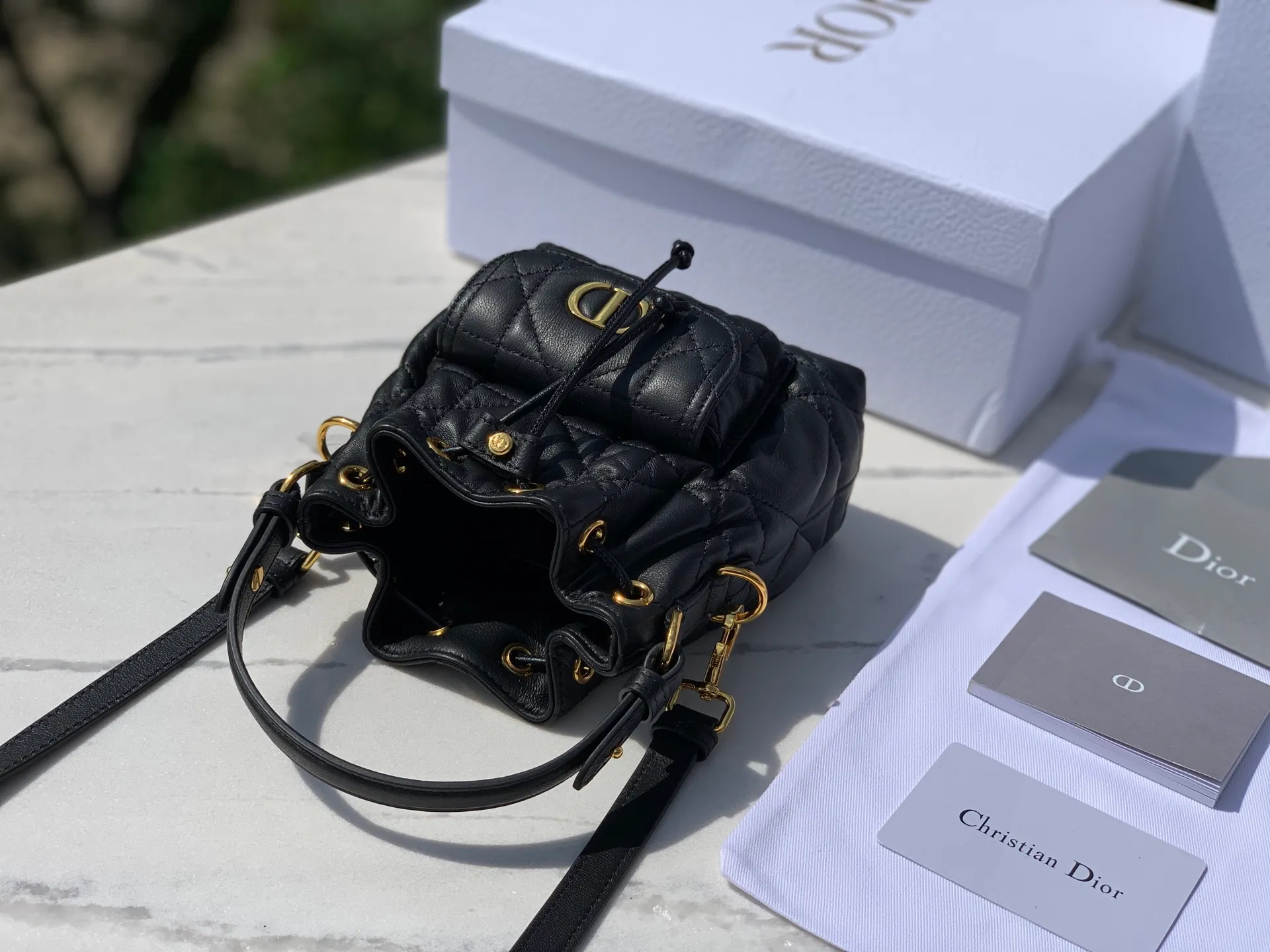 Top upgraded version 💰1900 Size: 14×7×15cm The must-have top-notch items for autumn 2025 are coming! Dior Caro mini bucket bag makes a stunning debut! Small and exquisite in size but super versatile! The imported lambskin is selected, and its delicate touch feels like holding clouds in the palm of your hand. The iconic oversized cannage pattern and top stitching outline the high-end texture every stitch! The golden CD metal label on the front is shining brightly, making it the center of attention as soon as you carry it! Drawstring compartment + flap pocket, easily store lipstick, powder, and mobile phone! The detachable handle + adjustable shoulder strap makes it elegant to carry, casual to carry on the shoulder, and fashionable to carry across the body, unlocking N kinds of fashionable styles! Dior's new 2025 autumn ready-to-wear series directly fills the air with its fashionable atmosphere. It is both beautiful and practical. Who can not love it!