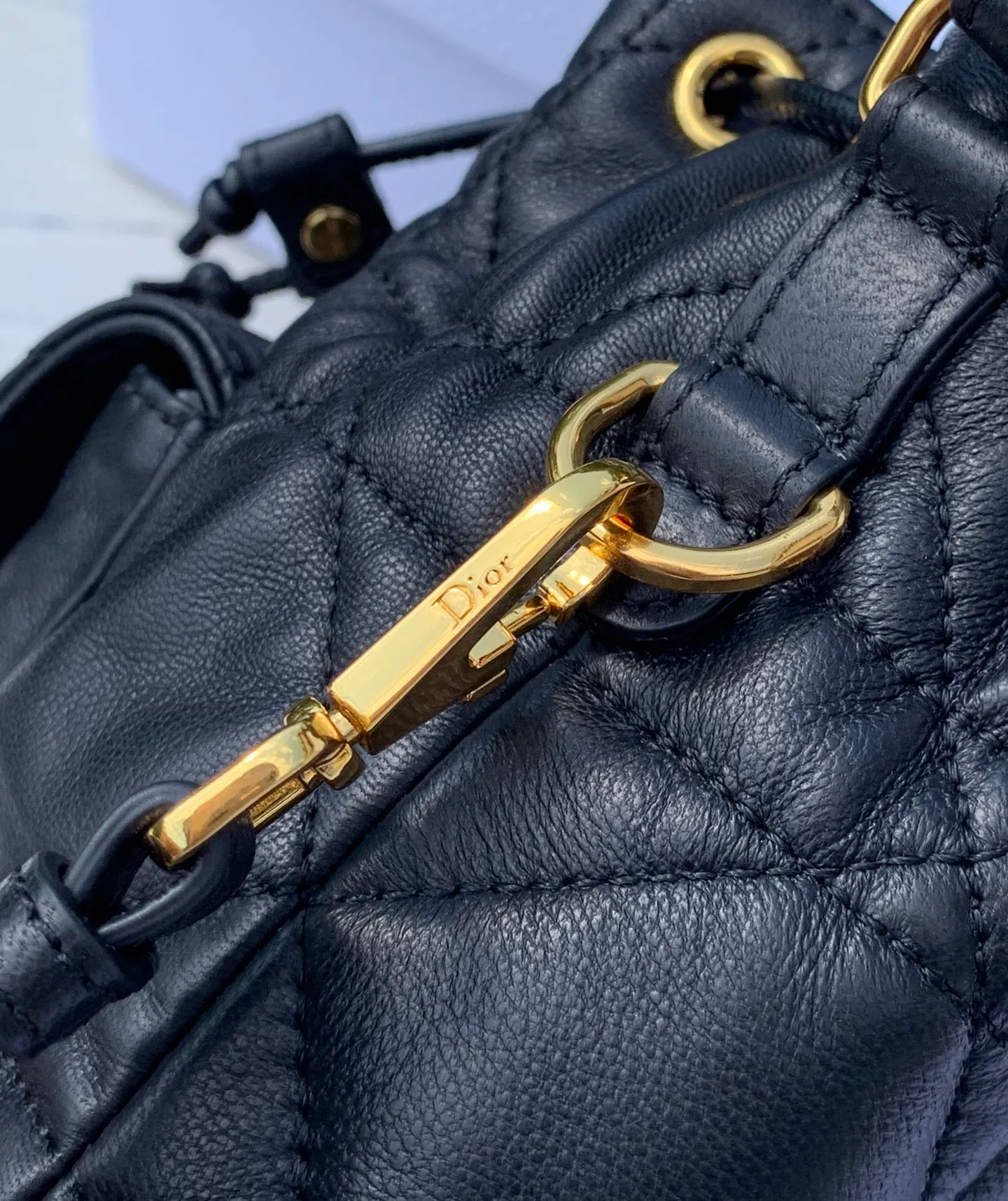 Top upgraded version 💰1900 Size: 14×7×15cm The must-have top-notch items for autumn 2025 are coming! Dior Caro mini bucket bag makes a stunning debut! Small and exquisite in size but super versatile! The imported lambskin is selected, and its delicate touch feels like holding clouds in the palm of your hand. The iconic oversized cannage pattern and top stitching outline the high-end texture every stitch! The golden CD metal label on the front is shining brightly, making it the center of attention as soon as you carry it! Drawstring compartment + flap pocket, easily store lipstick, powder, and mobile phone! The detachable handle + adjustable shoulder strap makes it elegant to carry, casual to carry on the shoulder, and fashionable to carry across the body, unlocking N kinds of fashionable styles! Dior's new 2025 autumn ready-to-wear series directly fills the air with its fashionable atmosphere. It is both beautiful and practical. Who can not love it!