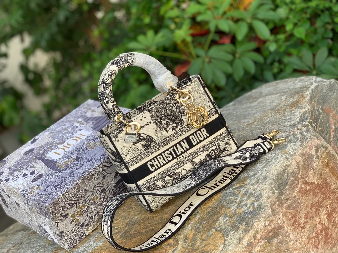 ❗️❗️❗️Free SF shipping for year-end events❗️❗️❗️💰1800 Size: 24 x 20 x 11 CM zodiac sign. The same quality as the official website ￥82000! This series is very heavy-duty and comes from our original factory. You can see how luxurious it is from the detailed pictures! Full screen of original flavor! Limited edition! Inspired by the zodiac signs, the Lady D-Lite handbag combines classic elegance with the brand's contemporary style. The main color is milky white, with Zodiac print embroidery, and the carvings on the bag are exquisite and novel. It’s a super special one! Comes with a removable wide embroidered shoulder strap that can be carried by hand or cross-body. Not only is it easy to use, but you will be the center of conversation wherever you go! A must!