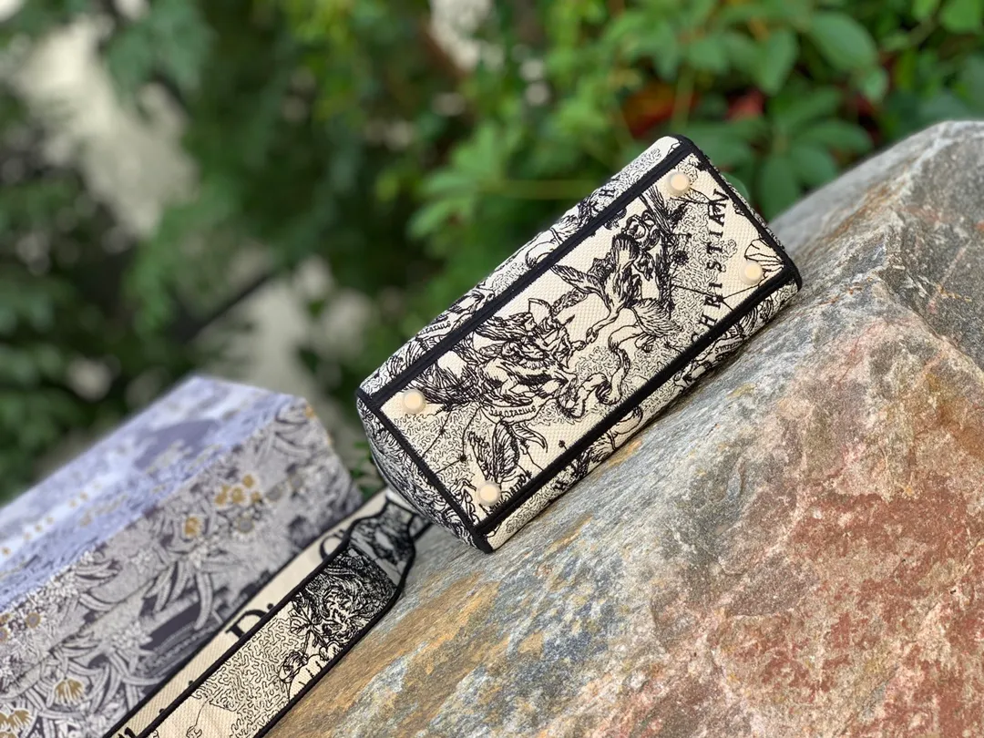 ❗️❗️❗️Free SF shipping for year-end events❗️❗️❗️💰1800 Size: 24 x 20 x 11 CM zodiac sign. The same quality as the official website ￥82000! This series is very heavy-duty and comes from our original factory. You can see how luxurious it is from the detailed pictures! Full screen of original flavor! Limited edition! Inspired by the zodiac signs, the Lady D-Lite handbag combines classic elegance with the brand's contemporary style. The main color is milky white, with Zodiac print embroidery, and the carvings on the bag are exquisite and novel. It’s a super special one! Comes with a removable wide embroidered shoulder strap that can be carried by hand or cross-body. Not only is it easy to use, but you will be the center of conversation wherever you go! A must!