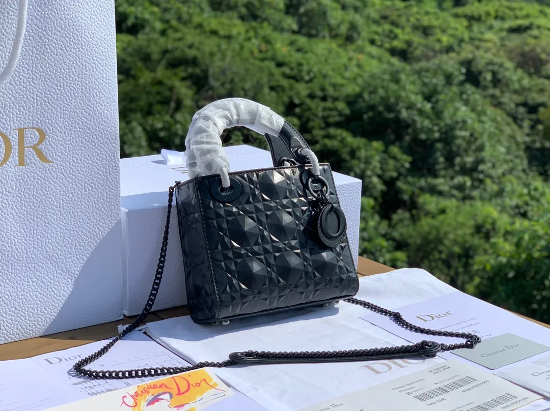 ❗️❗️❗️Free shipping with SF Express for year-end events❗️❗️❗️💰1800 Size 17-15-7cm Dior’s new model is so beautiful. The three-compartment mini diamond pattern Princess Diana bag is still the original exclusive channel. The surprise at first sight is because I am used to seeing the gentle and charming old model Diana, but I didn’t expect that it can also have a cool side! The rhombus is cut like a diamond. Although it has a matte texture, it still has the illusion of bulingbuling. It belongs to the salty or sweet series. The upper body is also really beautiful. Isn’t it luxurious and low-key?