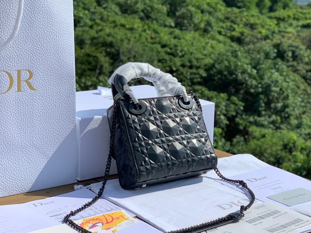 ❗️❗️❗️Free shipping with SF Express for year-end events❗️❗️❗️💰1800 Size 17-15-7cm Dior’s new model is so beautiful. The three-compartment mini diamond pattern Princess Diana bag is still the original exclusive channel. The surprise at first sight is because I am used to seeing the gentle and charming old model Diana, but I didn’t expect that it can also have a cool side! The rhombus is cut like a diamond. Although it has a matte texture, it still has the illusion of bulingbuling. It belongs to the salty or sweet series. The upper body is also really beautiful. Isn’t it luxurious and low-key?