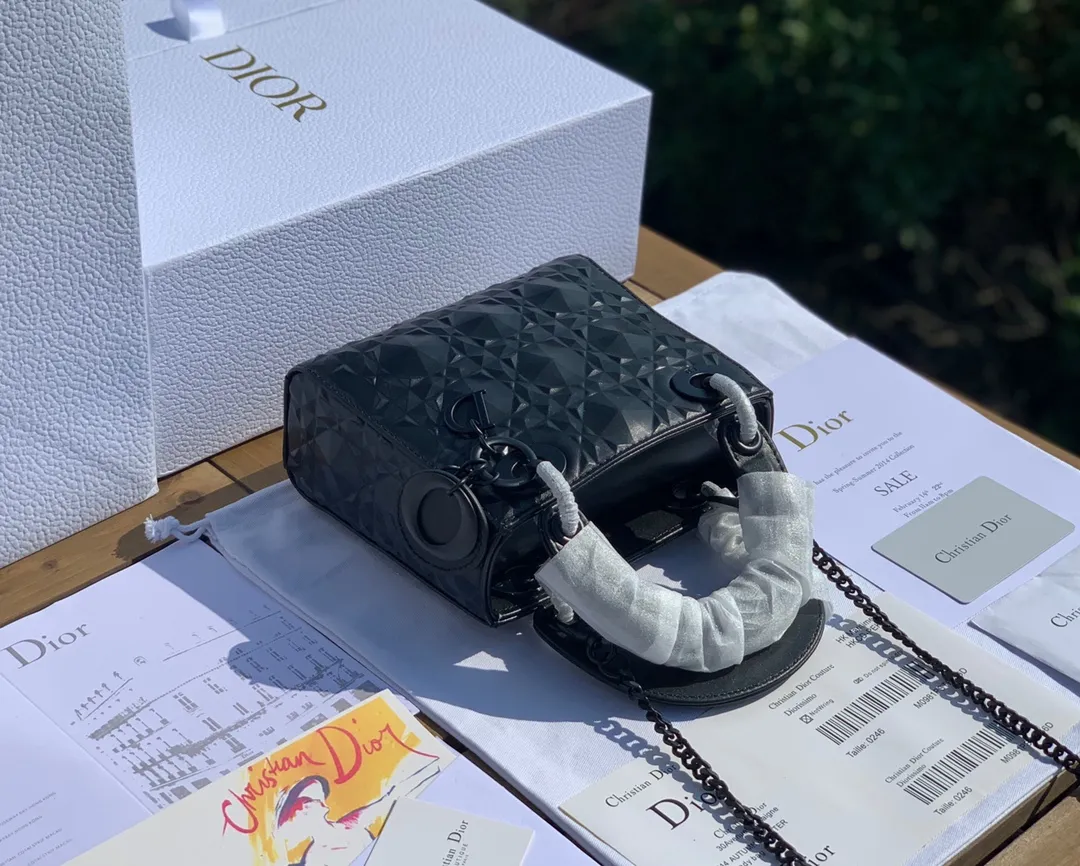 ❗️❗️❗️Free shipping with SF Express for year-end events❗️❗️❗️💰1800 Size 17-15-7cm Dior’s new model is so beautiful. The three-compartment mini diamond pattern Princess Diana bag is still the original exclusive channel. The surprise at first sight is because I am used to seeing the gentle and charming old model Diana, but I didn’t expect that it can also have a cool side! The rhombus is cut like a diamond. Although it has a matte texture, it still has the illusion of bulingbuling. It belongs to the salty or sweet series. The upper body is also really beautiful. Isn’t it luxurious and low-key?