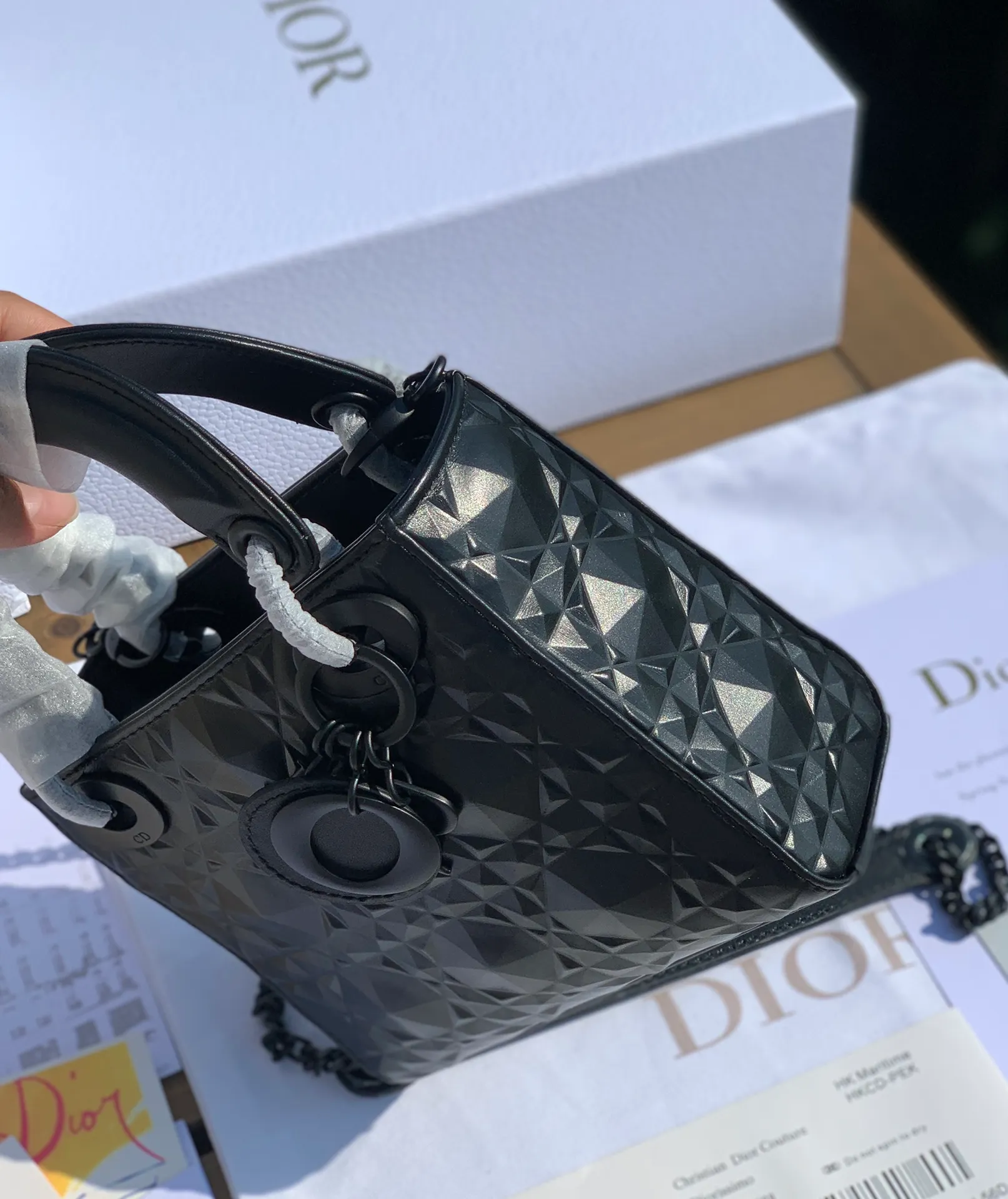 ❗️❗️❗️Free shipping with SF Express for year-end events❗️❗️❗️💰1800 Size 17-15-7cm Dior’s new model is so beautiful. The three-compartment mini diamond pattern Princess Diana bag is still the original exclusive channel. The surprise at first sight is because I am used to seeing the gentle and charming old model Diana, but I didn’t expect that it can also have a cool side! The rhombus is cut like a diamond. Although it has a matte texture, it still has the illusion of bulingbuling. It belongs to the salty or sweet series. The upper body is also really beautiful. Isn’t it luxurious and low-key?