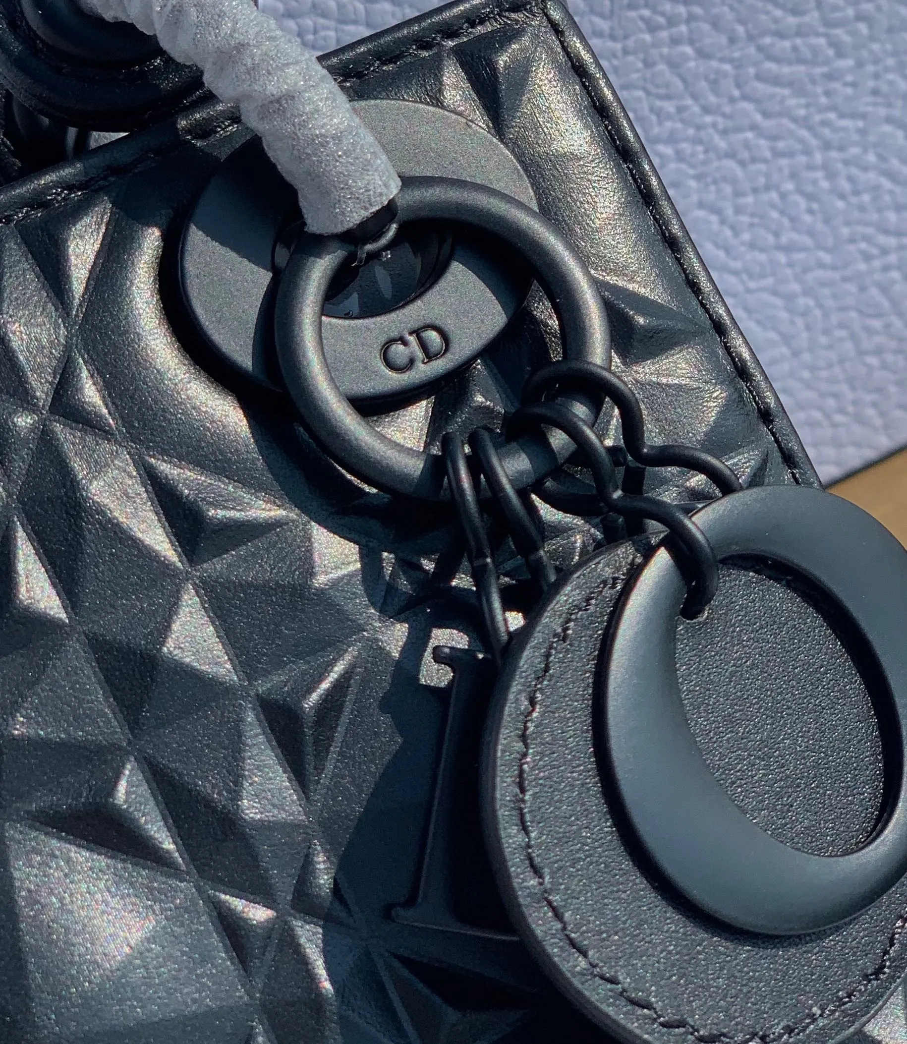 ❗️❗️❗️Free shipping with SF Express for year-end events❗️❗️❗️💰1800 Size 17-15-7cm Dior’s new model is so beautiful. The three-compartment mini diamond pattern Princess Diana bag is still the original exclusive channel. The surprise at first sight is because I am used to seeing the gentle and charming old model Diana, but I didn’t expect that it can also have a cool side! The rhombus is cut like a diamond. Although it has a matte texture, it still has the illusion of bulingbuling. It belongs to the salty or sweet series. The upper body is also really beautiful. Isn’t it luxurious and low-key?