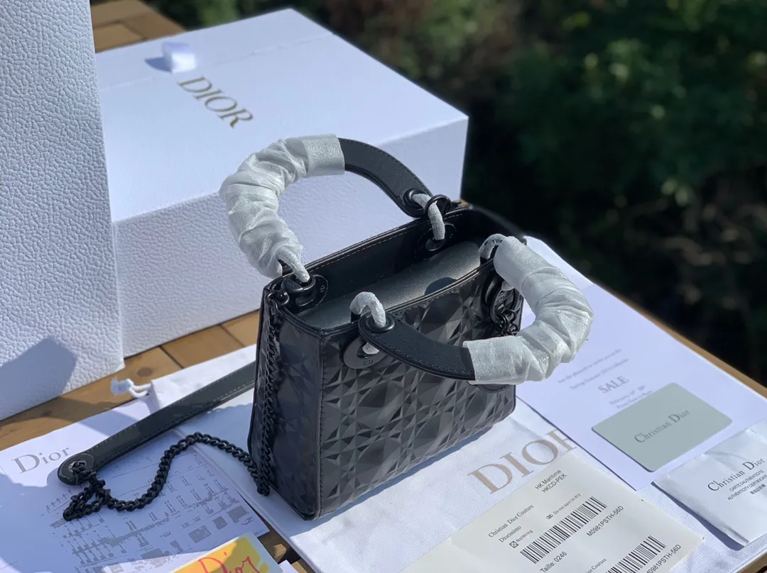 ❗️❗️❗️Free shipping with SF Express for year-end events❗️❗️❗️💰1800 Size 17-15-7cm Dior’s new model is so beautiful. The three-compartment mini diamond pattern Princess Diana bag is still the original exclusive channel. The surprise at first sight is because I am used to seeing the gentle and charming old model Diana, but I didn’t expect that it can also have a cool side! The rhombus is cut like a diamond. Although it has a matte texture, it still has the illusion of bulingbuling. It belongs to the salty or sweet series. The upper body is also really beautiful. Isn’t it luxurious and low-key?