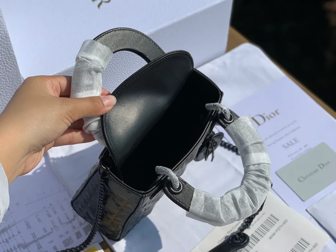 ❗️❗️❗️Free shipping with SF Express for year-end events❗️❗️❗️💰1800 Size 17-15-7cm Dior’s new model is so beautiful. The three-compartment mini diamond pattern Princess Diana bag is still the original exclusive channel. The surprise at first sight is because I am used to seeing the gentle and charming old model Diana, but I didn’t expect that it can also have a cool side! The rhombus is cut like a diamond. Although it has a matte texture, it still has the illusion of bulingbuling. It belongs to the salty or sweet series. The upper body is also really beautiful. Isn’t it luxurious and low-key?
