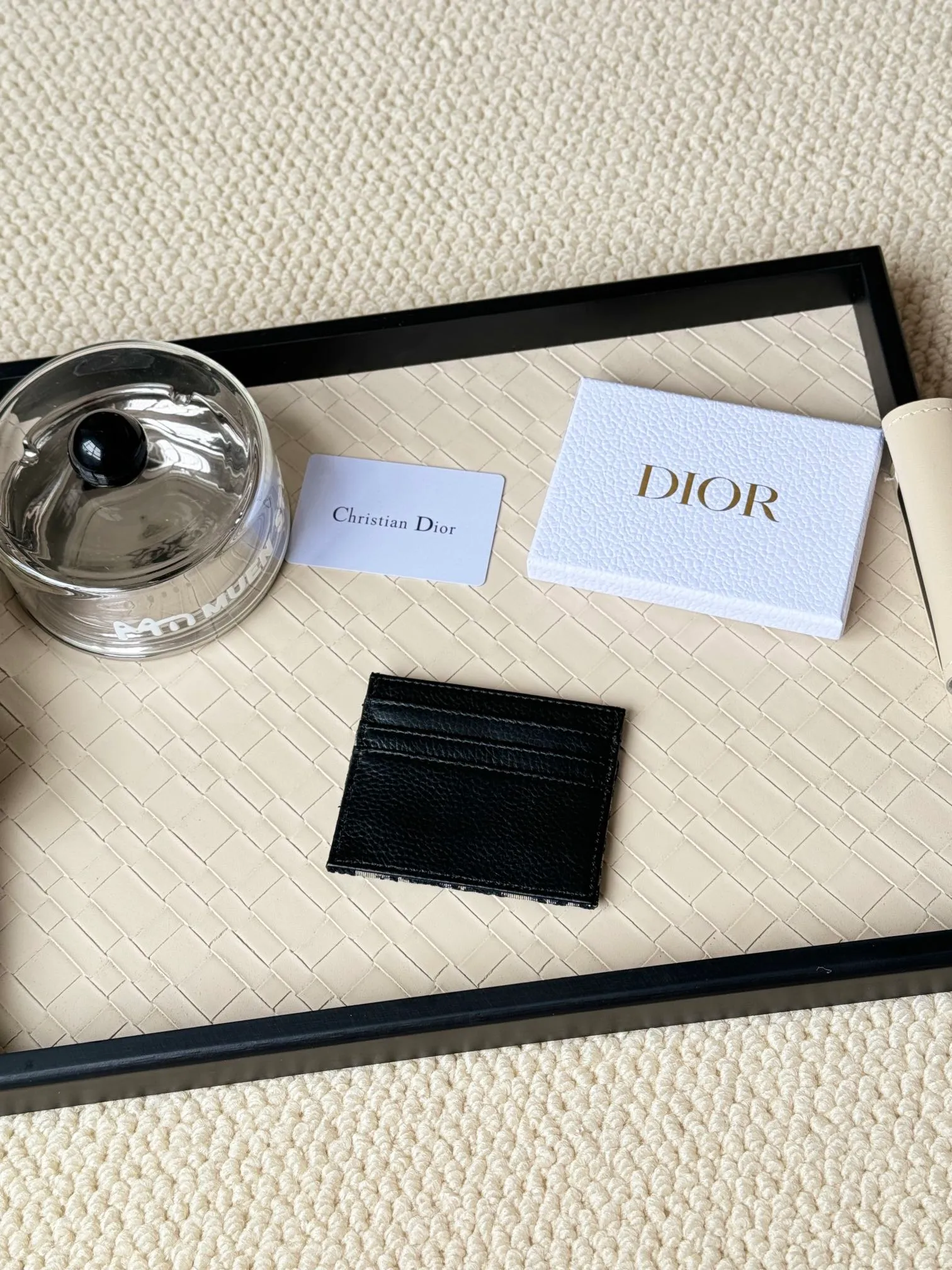 💰100 Men's Dior card holder is elegant and refined😍 Carefully made of cowhide [strong]. There are 3 card slots on each side and 1 card slot on the top, which is exquisite and exquisite in shape. Style number: CH164 Size: 10*8cm