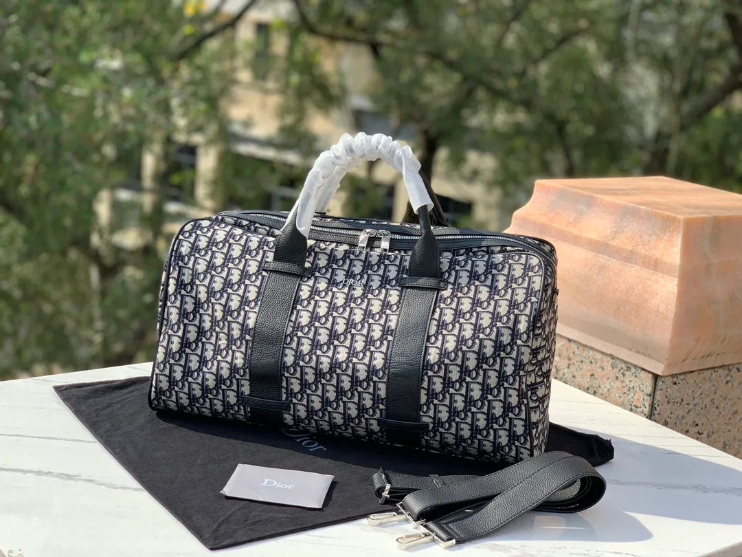 ❗️❗️❗️Free shipping with SF Express for year-end events❗️❗️❗️💰1900 Size 46×26×21cm DIOR Oblique travel bag, produced by the channel, this Dior Obligue travel bag cleverly combines Dior’s iconic details with a stylish and practical design. Crafted from blue jacquard waterproof technical fabric, it features an all-over Oblique print and a bold 'CHRISTIAN DIOR' signature on the front. It is easy to store and access various daily necessities, and can be easily used by both men and women! !