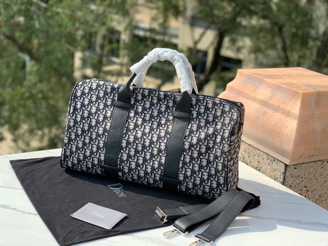 ❗️❗️❗️Free shipping with SF Express for year-end events❗️❗️❗️💰1900 Size 46×26×21cm DIOR Oblique travel bag, produced by the channel, this Dior Obligue travel bag cleverly combines Dior’s iconic details with a stylish and practical design. Crafted from blue jacquard waterproof technical fabric, it features an all-over Oblique print and a bold 'CHRISTIAN DIOR' signature on the front. It is easy to store and access various daily necessities, and can be easily used by both men and women! !