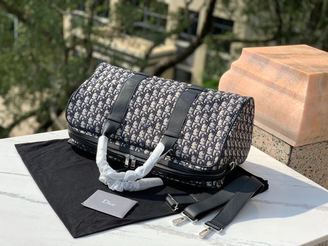 ❗️❗️❗️Free shipping with SF Express for year-end events❗️❗️❗️💰1900 Size 46×26×21cm DIOR Oblique travel bag, produced by the channel, this Dior Obligue travel bag cleverly combines Dior’s iconic details with a stylish and practical design. Crafted from blue jacquard waterproof technical fabric, it features an all-over Oblique print and a bold 'CHRISTIAN DIOR' signature on the front. It is easy to store and access various daily necessities, and can be easily used by both men and women! !