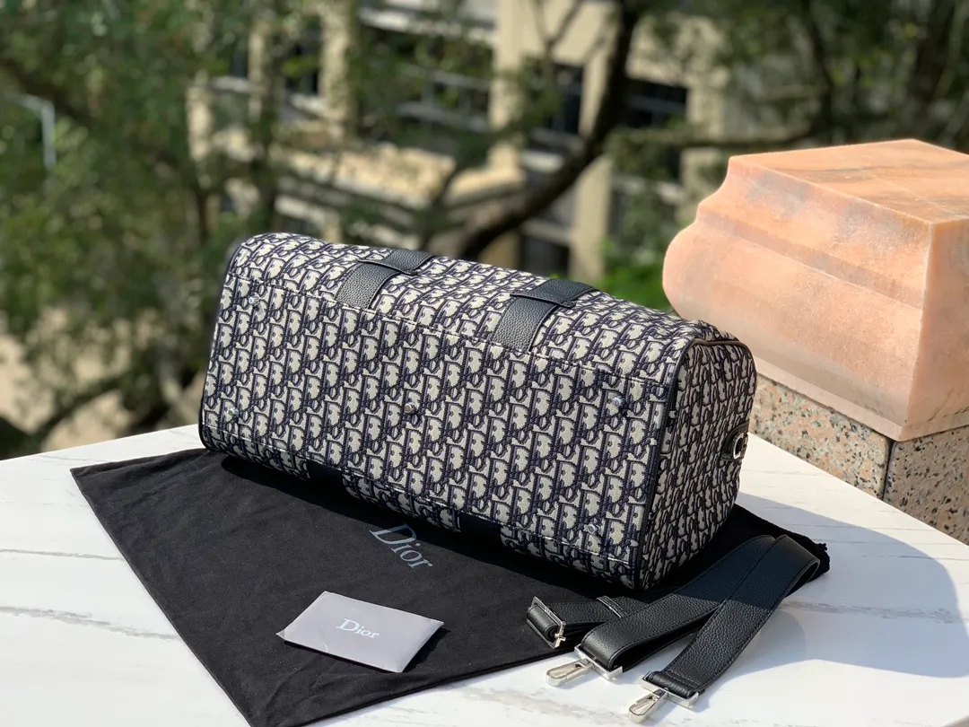 ❗️❗️❗️Free shipping with SF Express for year-end events❗️❗️❗️💰1900 Size 46×26×21cm DIOR Oblique travel bag, produced by the channel, this Dior Obligue travel bag cleverly combines Dior’s iconic details with a stylish and practical design. Crafted from blue jacquard waterproof technical fabric, it features an all-over Oblique print and a bold 'CHRISTIAN DIOR' signature on the front. It is easy to store and access various daily necessities, and can be easily used by both men and women! !