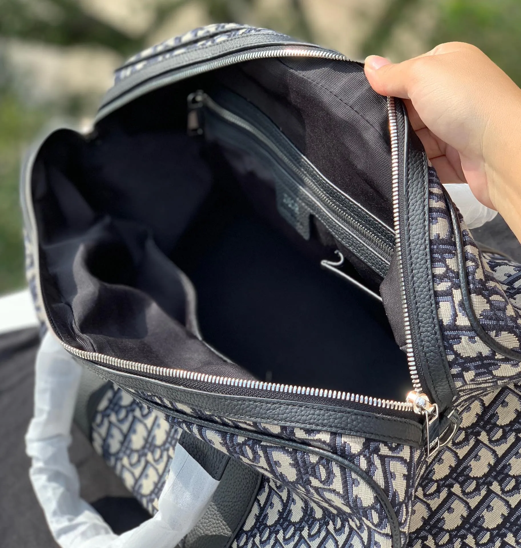 ❗️❗️❗️Free shipping with SF Express for year-end events❗️❗️❗️💰1900 Size 46×26×21cm DIOR Oblique travel bag, produced by the channel, this Dior Obligue travel bag cleverly combines Dior’s iconic details with a stylish and practical design. Crafted from blue jacquard waterproof technical fabric, it features an all-over Oblique print and a bold 'CHRISTIAN DIOR' signature on the front. It is easy to store and access various daily necessities, and can be easily used by both men and women! !