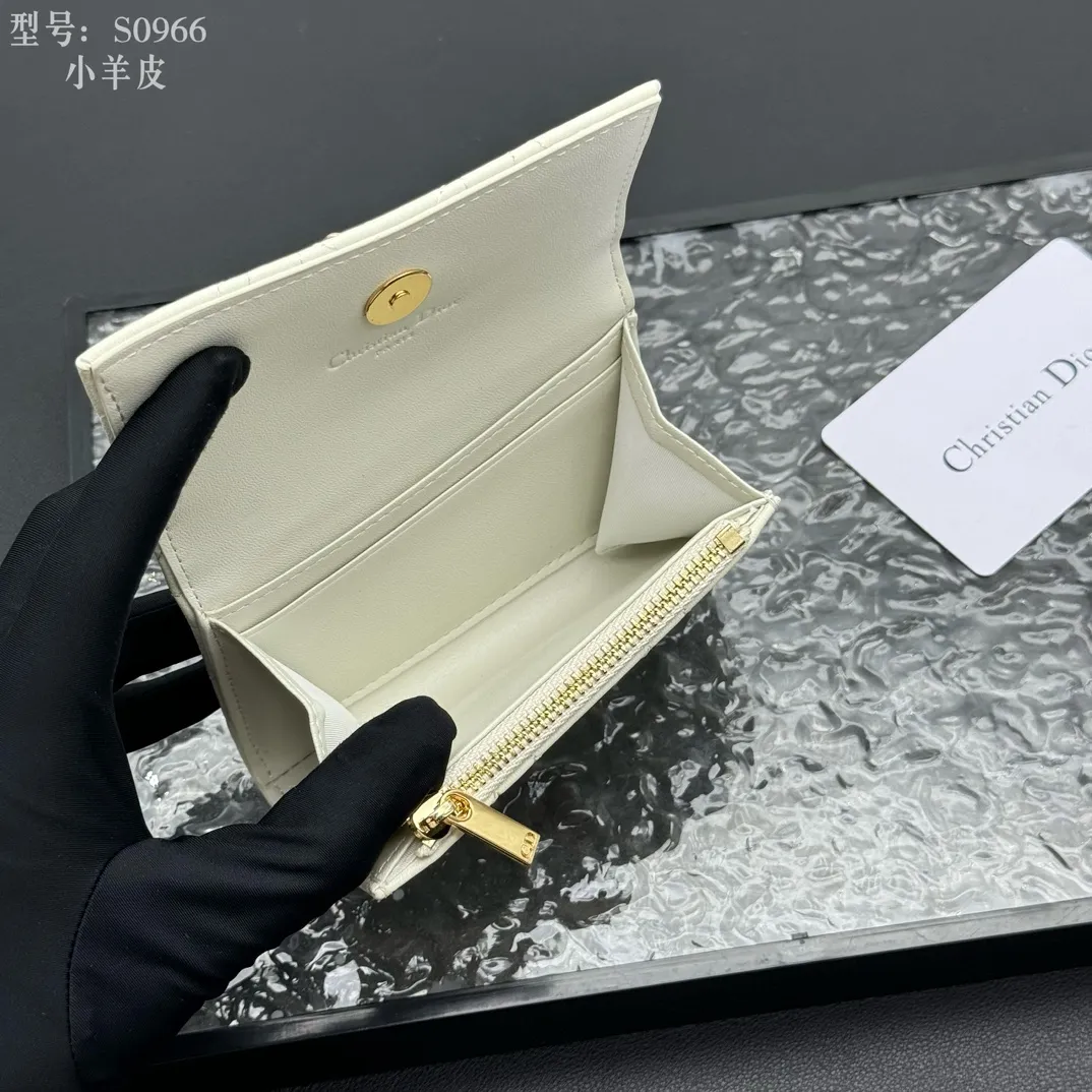 💰160 💎Top quality #White 💕𝑫𝒊𝒐𝒓Authentic product available at counters💌Full leather inside and outside. Comes with picture box. Exclusive real shot#Built-in small sachet💕 This My Dior Glycine wallet is compact, practical and unique. Crafted from rouge sheep leather, decorated with cannage pattern and decorated with a D.I.O.R. charm on the front to enhance the style. Elegant and refined, it can store a variety of daily necessities, is suitable for various occasions, and can be matched with other My Dior items. D.I.O.R. charm on the front 2 card slots 1 zipped compartment 1 spacious interior compartment Made in Italy Reference number: S0966. Size:11x7.5x2.5cm