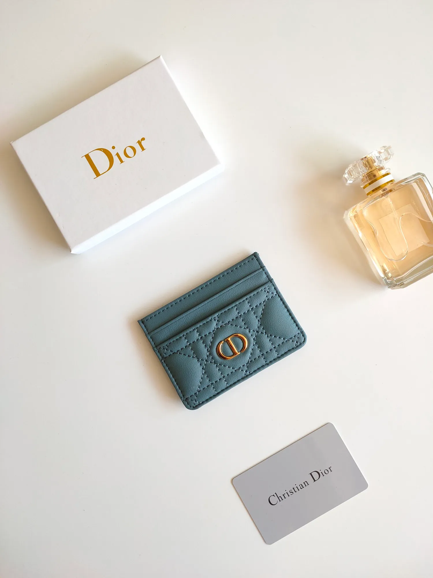 ￥90😍The Dior Caro five-compartment card holder is a new product this season, elegant and practical. Style number: S5130. Carefully crafted from soft cowhide, decorated with cannage pattern topstitching and embellished with the "CD" logo on the front. Elegant and sophisticated, it has five card slots and is suitable for various occasions. Size:10.5*7.5cm