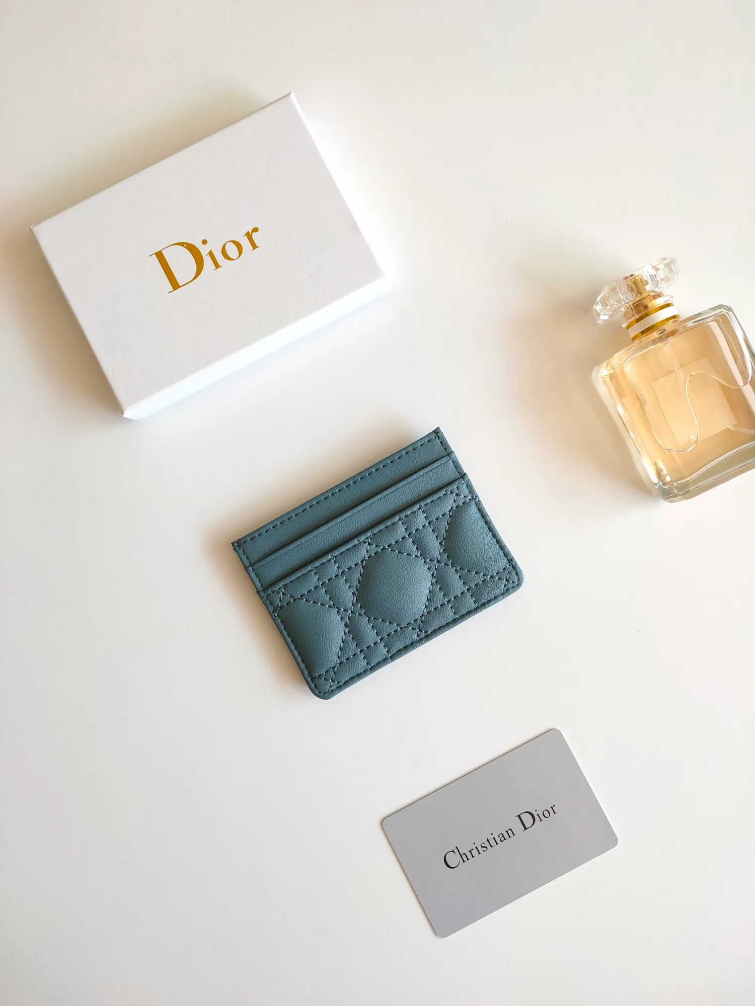 ￥90😍The Dior Caro five-compartment card holder is a new product this season, elegant and practical. Style number: S5130. Carefully crafted from soft cowhide, decorated with cannage pattern topstitching and embellished with the "CD" logo on the front. Elegant and sophisticated, it has five card slots and is suitable for various occasions. Size:10.5*7.5cm
