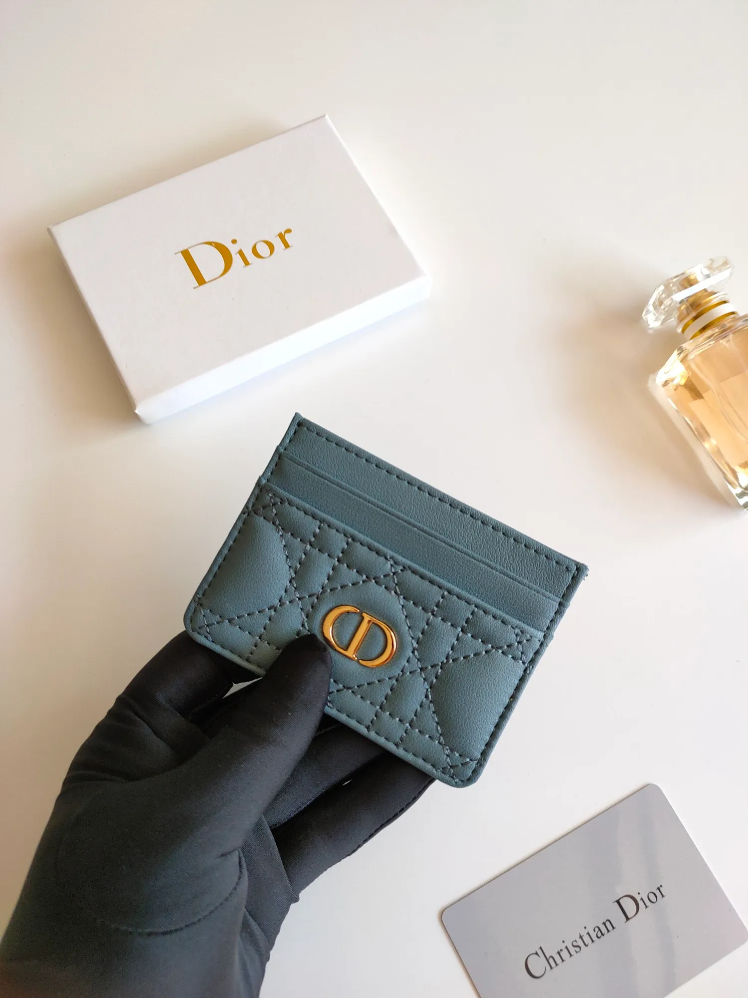 ￥90😍The Dior Caro five-compartment card holder is a new product this season, elegant and practical. Style number: S5130. Carefully crafted from soft cowhide, decorated with cannage pattern topstitching and embellished with the "CD" logo on the front. Elegant and sophisticated, it has five card slots and is suitable for various occasions. Size:10.5*7.5cm