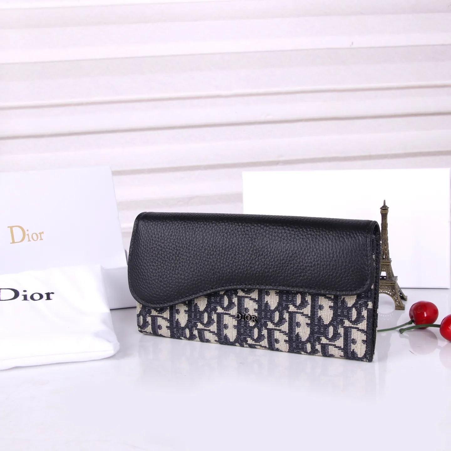 💰170 Style No.: D3036 Brand: Dior Color: Black Size: 19*10.5*3.5 Description: The latest models from Dior counters are now available! Made of imported calfskin, beautiful embroidery thread, and exquisite workmanship, it’s comparable to the counters!