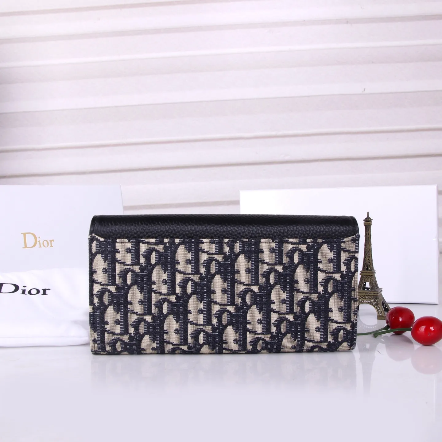 💰170 Style No.: D3036 Brand: Dior Color: Black Size: 19*10.5*3.5 Description: The latest models from Dior counters are now available! Made of imported calfskin, beautiful embroidery thread, and exquisite workmanship, it’s comparable to the counters!