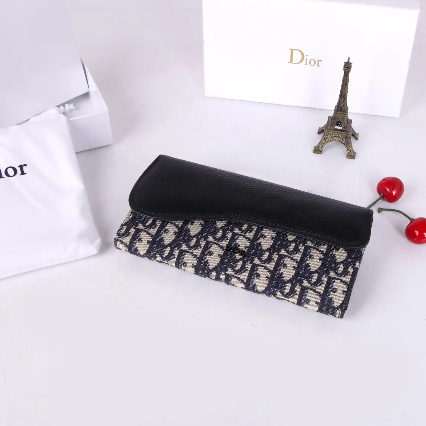 💰170 Style No.: D3036 Brand: Dior Color: Black Size: 19*10.5*3.5 Description: The latest models from Dior counters are now available! Made of imported calfskin, beautiful embroidery thread, and exquisite workmanship, it’s comparable to the counters!