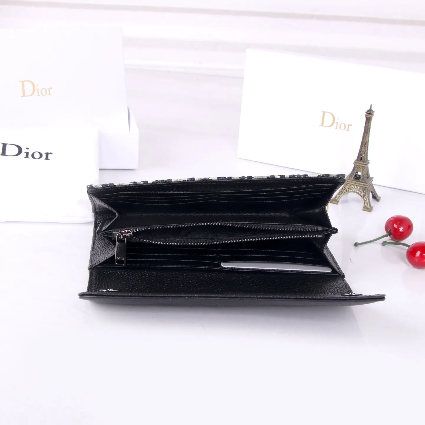 💰170 Style No.: D3036 Brand: Dior Color: Black Size: 19*10.5*3.5 Description: The latest models from Dior counters are now available! Made of imported calfskin, beautiful embroidery thread, and exquisite workmanship, it’s comparable to the counters!