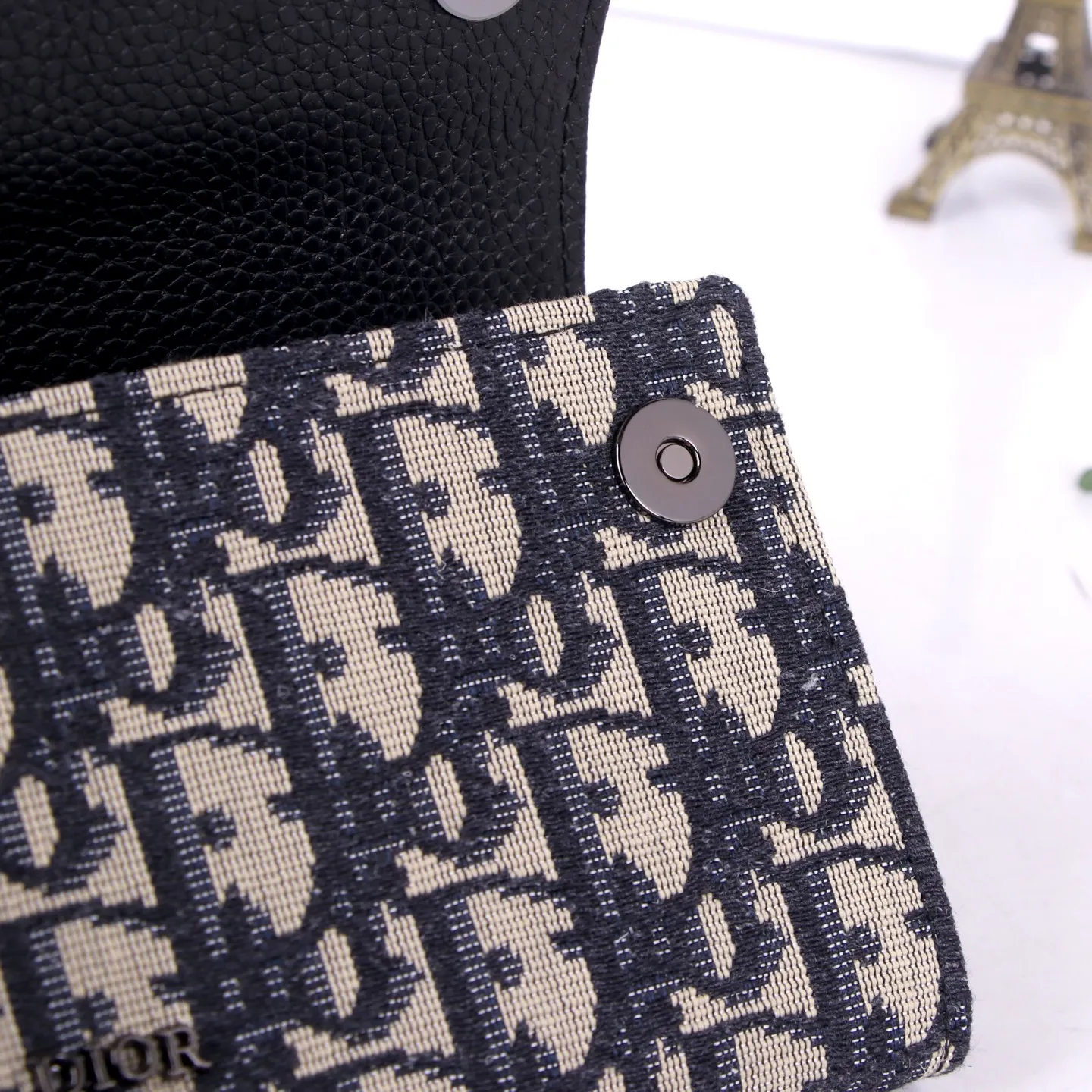 💰170 Style No.: D3036 Brand: Dior Color: Black Size: 19*10.5*3.5 Description: The latest models from Dior counters are now available! Made of imported calfskin, beautiful embroidery thread, and exquisite workmanship, it’s comparable to the counters!