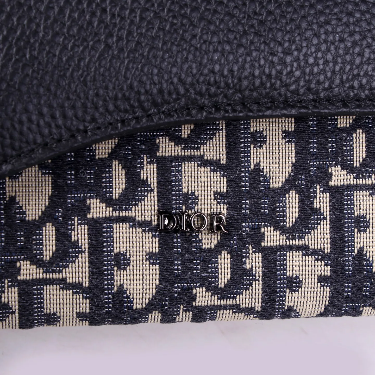 💰170 Style No.: D3036 Brand: Dior Color: Black Size: 19*10.5*3.5 Description: The latest models from Dior counters are now available! Made of imported calfskin, beautiful embroidery thread, and exquisite workmanship, it’s comparable to the counters!