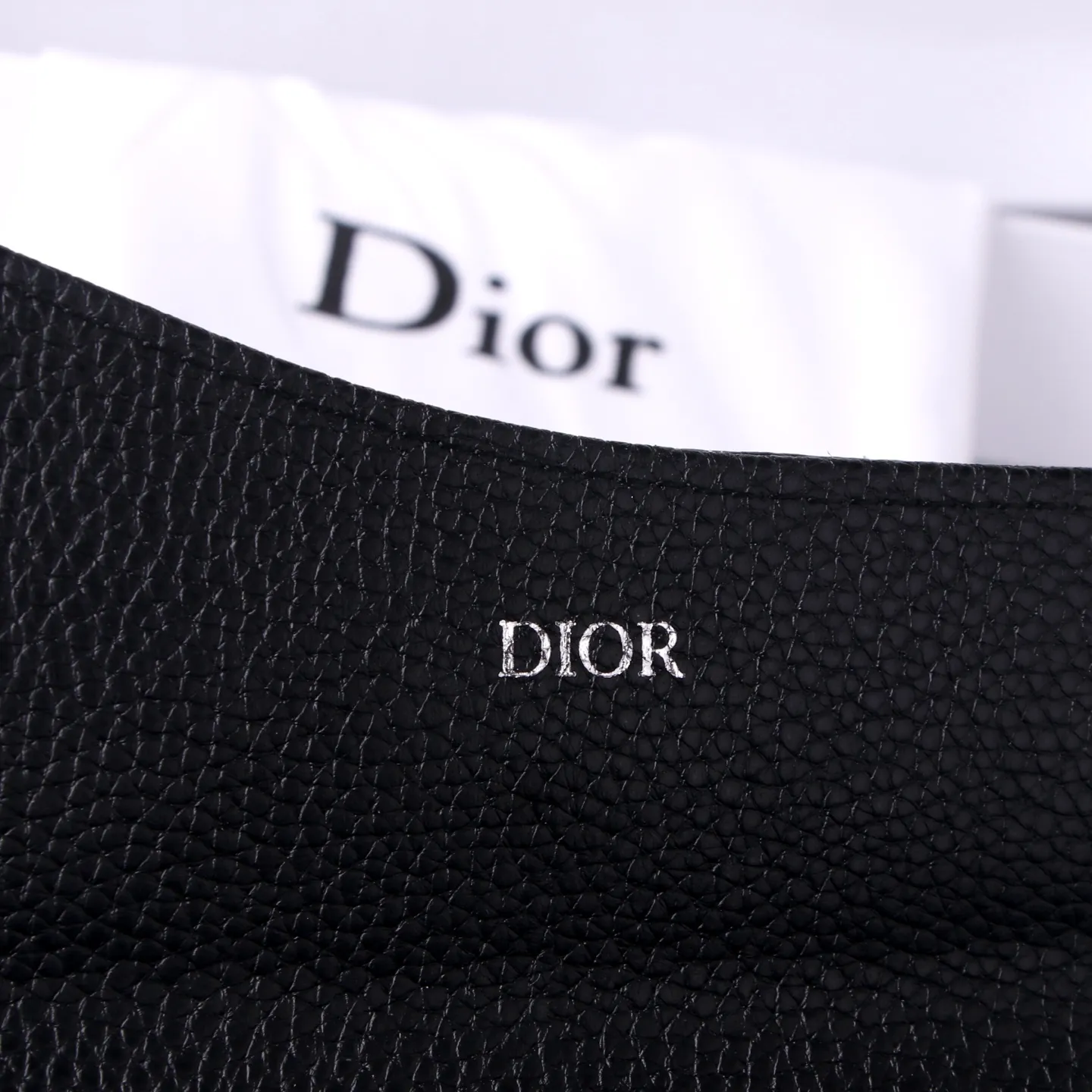 💰170 Style No.: D3036 Brand: Dior Color: Black Size: 19*10.5*3.5 Description: The latest models from Dior counters are now available! Made of imported calfskin, beautiful embroidery thread, and exquisite workmanship, it’s comparable to the counters!