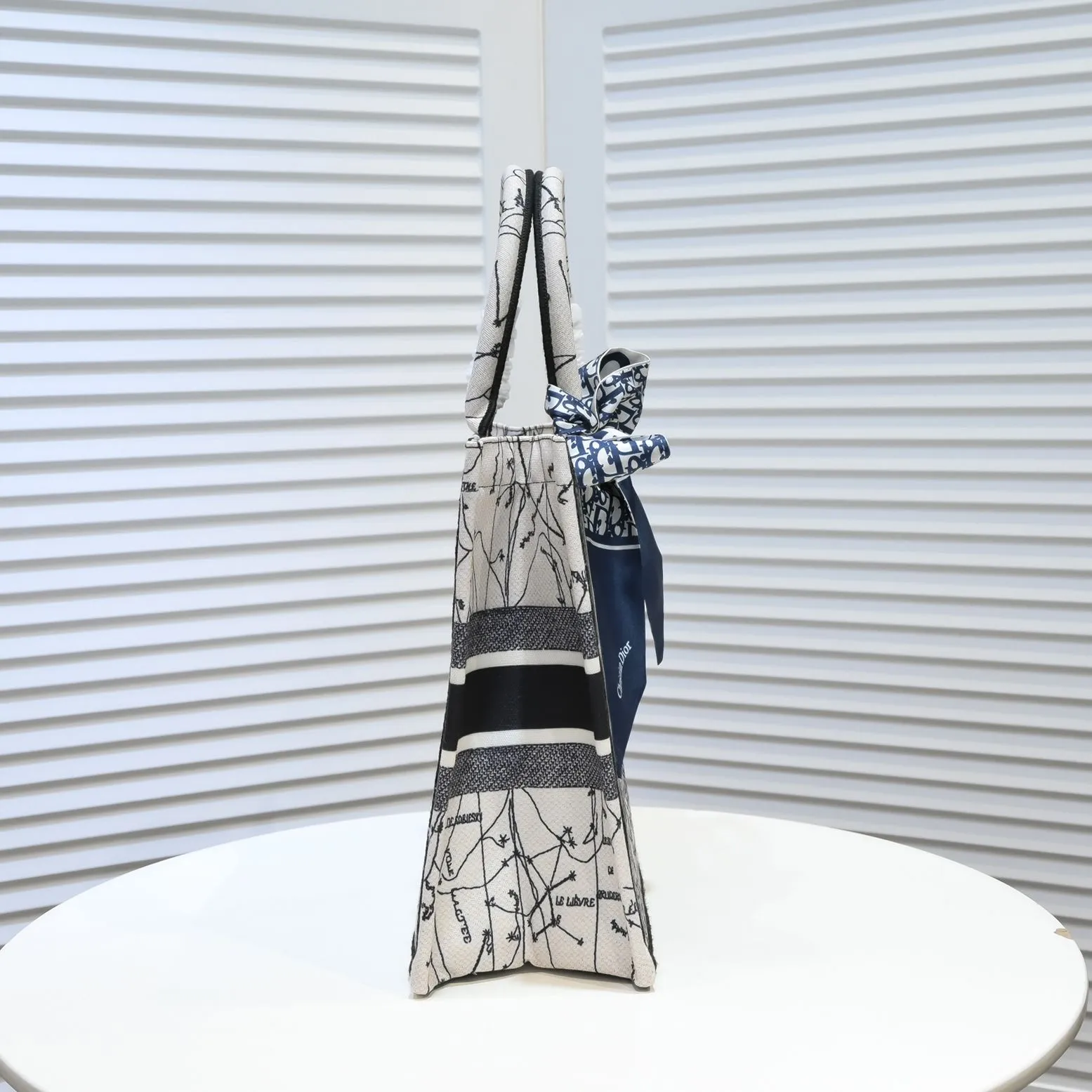 💰340￥Small size with silk scarf and overlock🔜Dior new shopping bag at Dior counter! Counters are updated simultaneously! Limited edition of the same style as the stars! Super stylish! Imported fabric👍high-end quality! Model: 8034 Size: 36*27*16cm