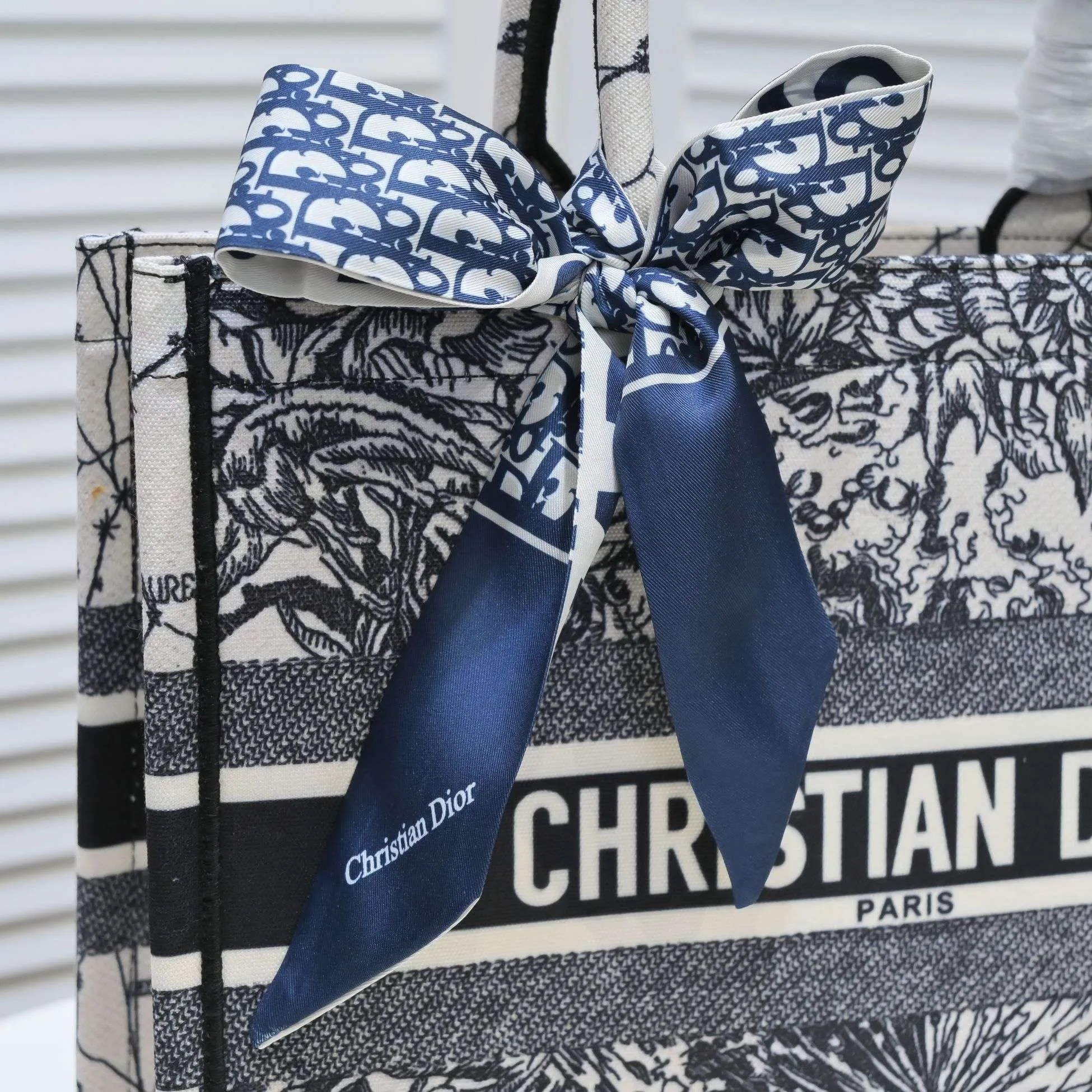 💰340￥Small size with silk scarf and overlock🔜Dior new shopping bag at Dior counter! Counters are updated simultaneously! Limited edition of the same style as the stars! Super stylish! Imported fabric👍high-end quality! Model: 8034 Size: 36*27*16cm