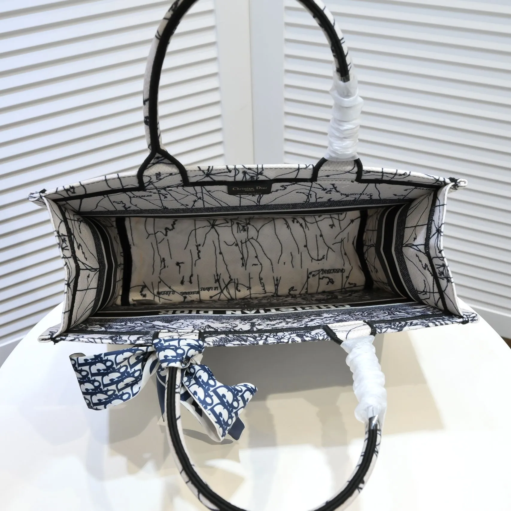 💰340￥Small size with silk scarf and overlock🔜Dior new shopping bag at Dior counter! Counters are updated simultaneously! Limited edition of the same style as the stars! Super stylish! Imported fabric👍high-end quality! Model: 8034 Size: 36*27*16cm
