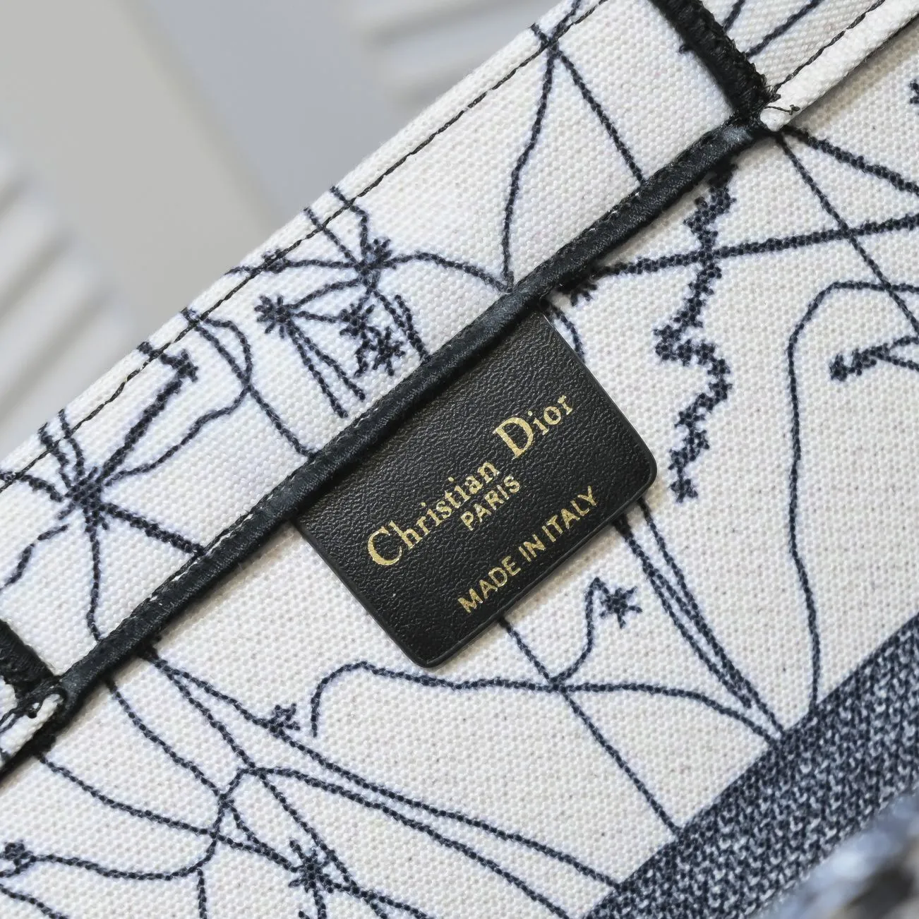 💰340￥Small size with silk scarf and overlock🔜Dior new shopping bag at Dior counter! Counters are updated simultaneously! Limited edition of the same style as the stars! Super stylish! Imported fabric👍high-end quality! Model: 8034 Size: 36*27*16cm