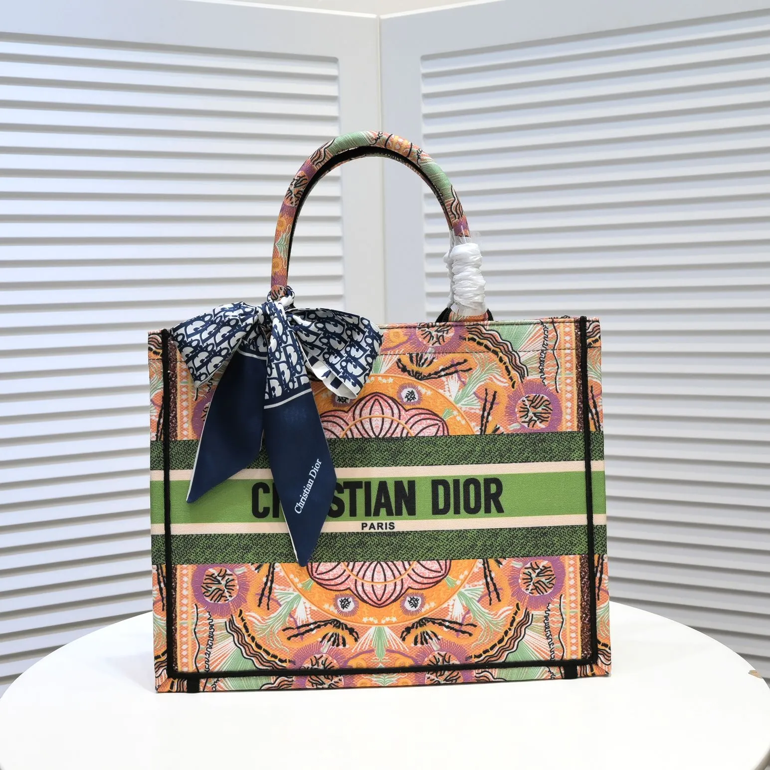 💰340￥Small size with silk scarf and overlock🔜Dior new shopping bag at Dior counter! Counters are updated simultaneously! Limited edition of the same style as the stars! Super stylish! Imported fabric👍high-end quality! Model: 8034 Size: 36*27*16cm